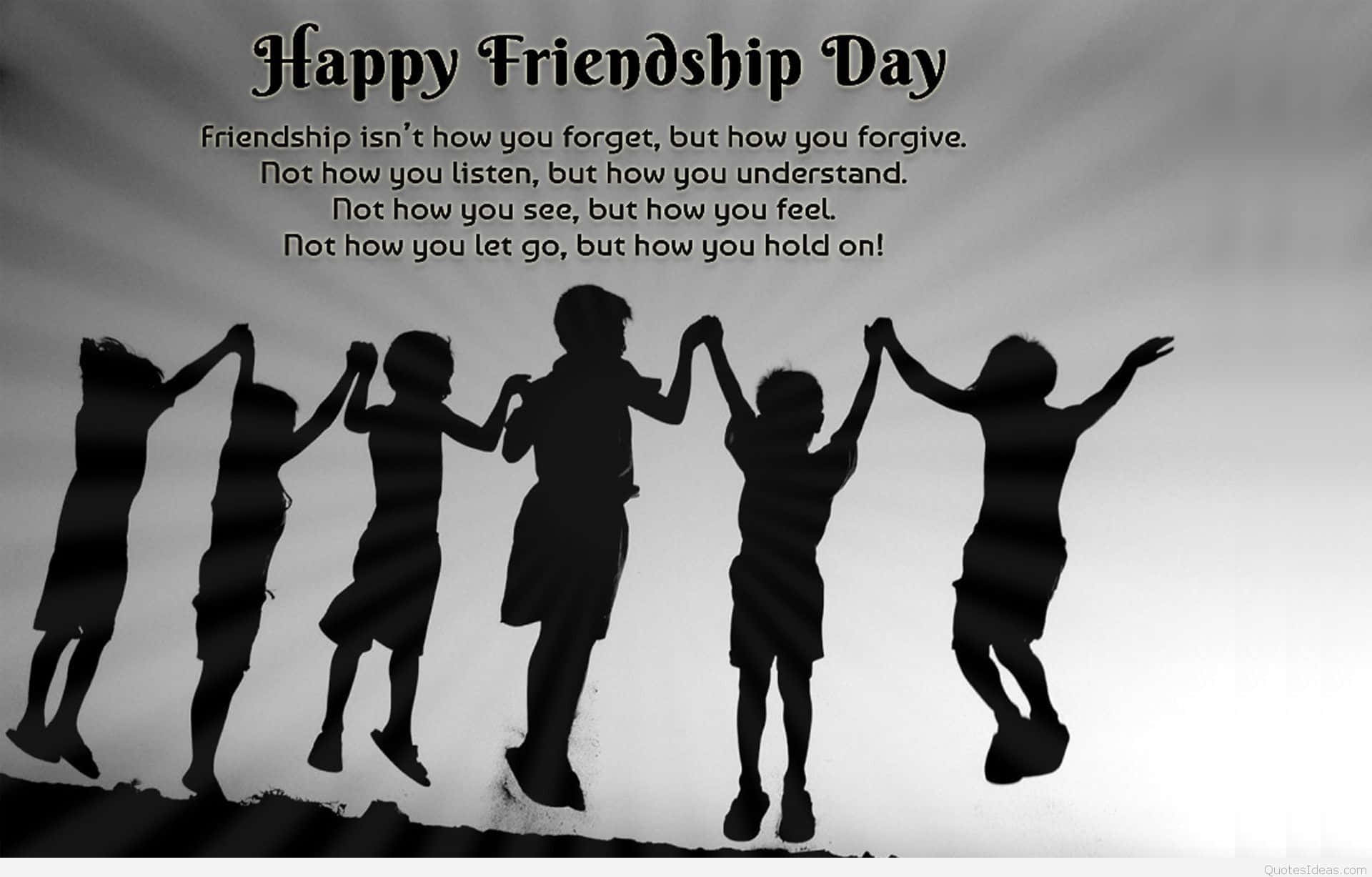 Friendship Day 桌布 壁紙 — 六個小孩的剪影在陰天背景下快樂地圍成圈跳躍，並附有「Happy Friendship Day」語錄。