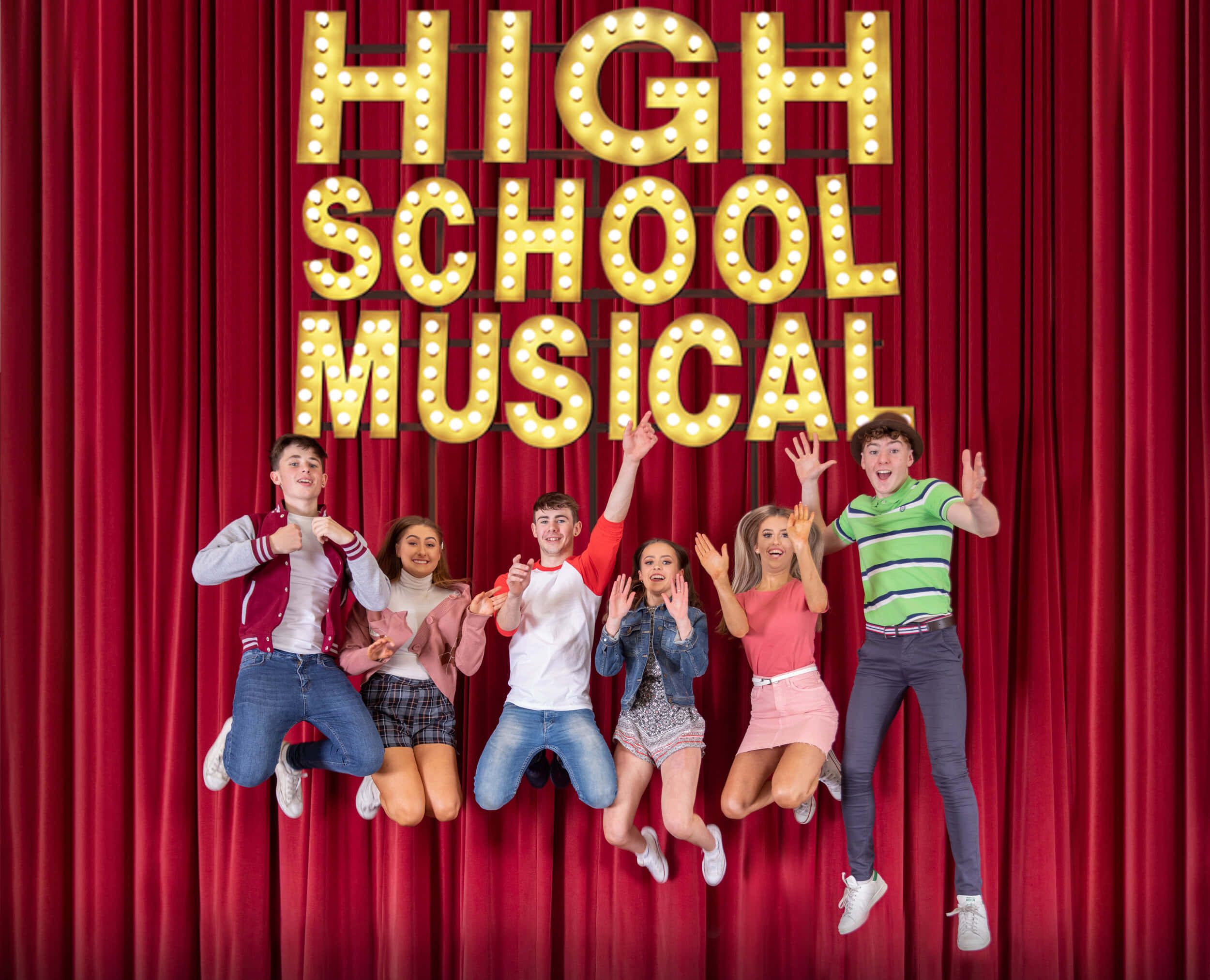 High School Musical 桌布 壁紙 — 六個快樂的青少年在紅色帷幕前，於發光的「歌舞青春」標誌前跳躍。