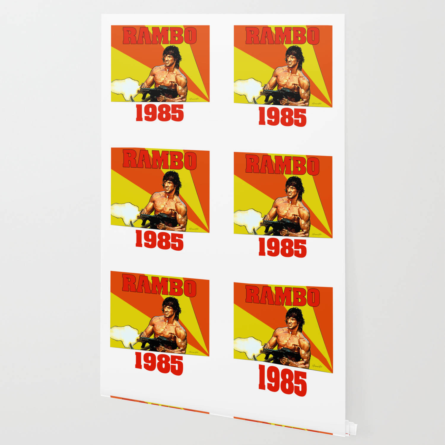 六張1985年《第一滴血》電影海報排列在牆紙卷上的網格中。