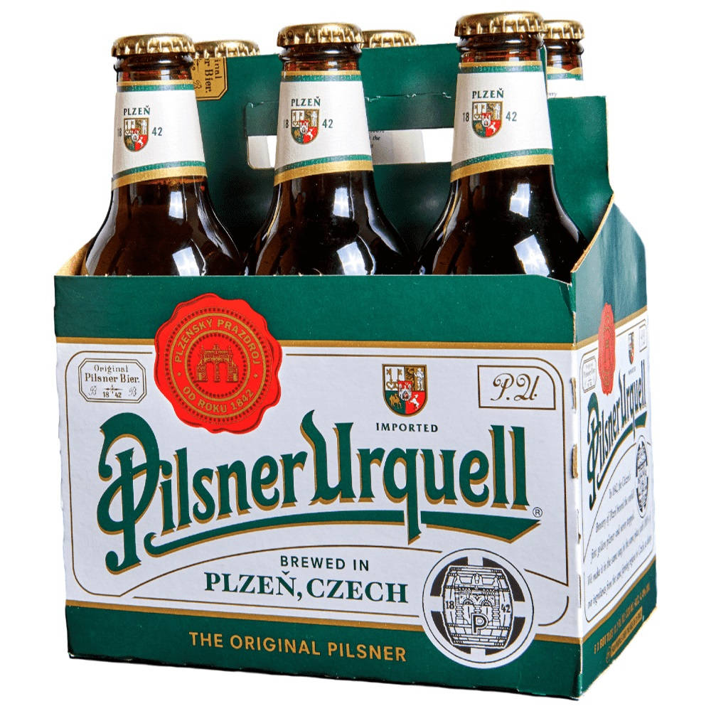 六瓶Pilsner Urquell啤酒，裝在綠色和白色的紙板提架中。