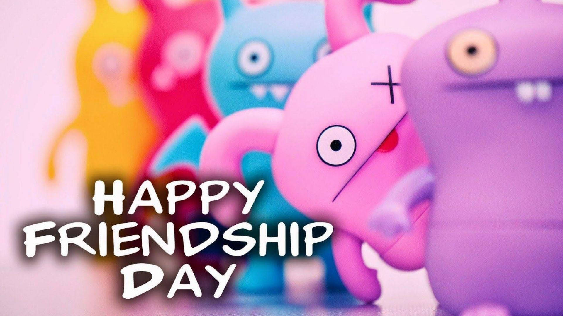 Happy Friendship Day訊息與色彩繽紛的Uglydoll玩具，柔和焦點。