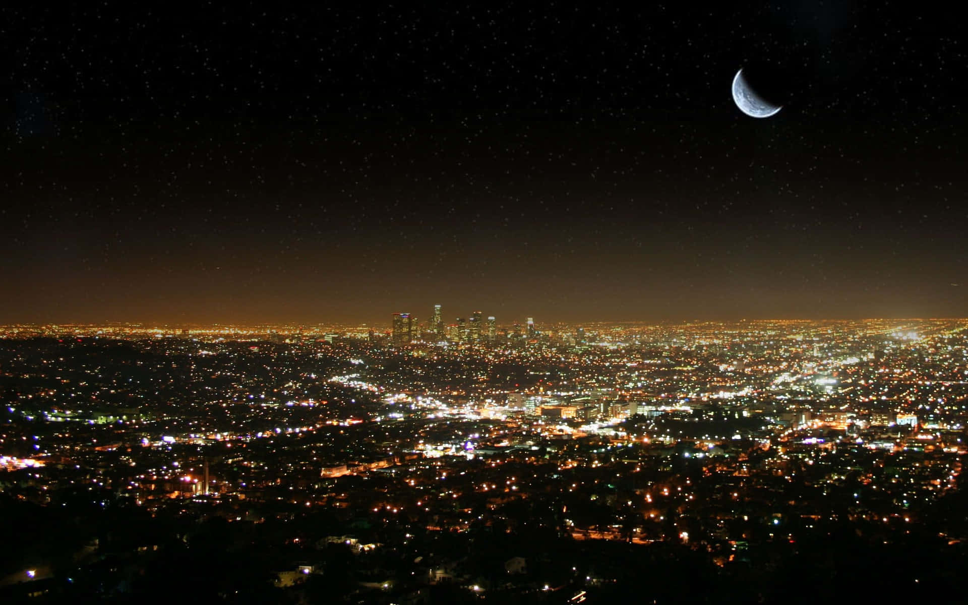 城市燈光在新月和星空下閃爍的夜晚。