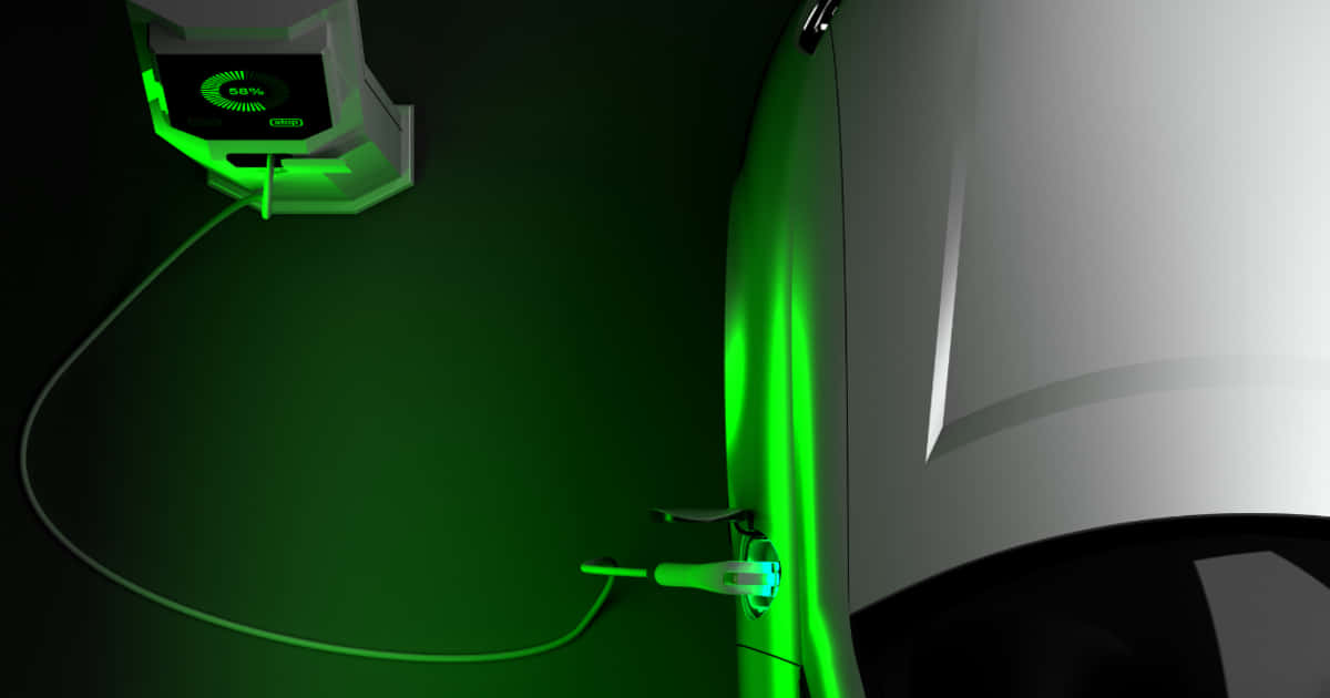 白色電動車在夜間連接到發光的綠色充電站。
