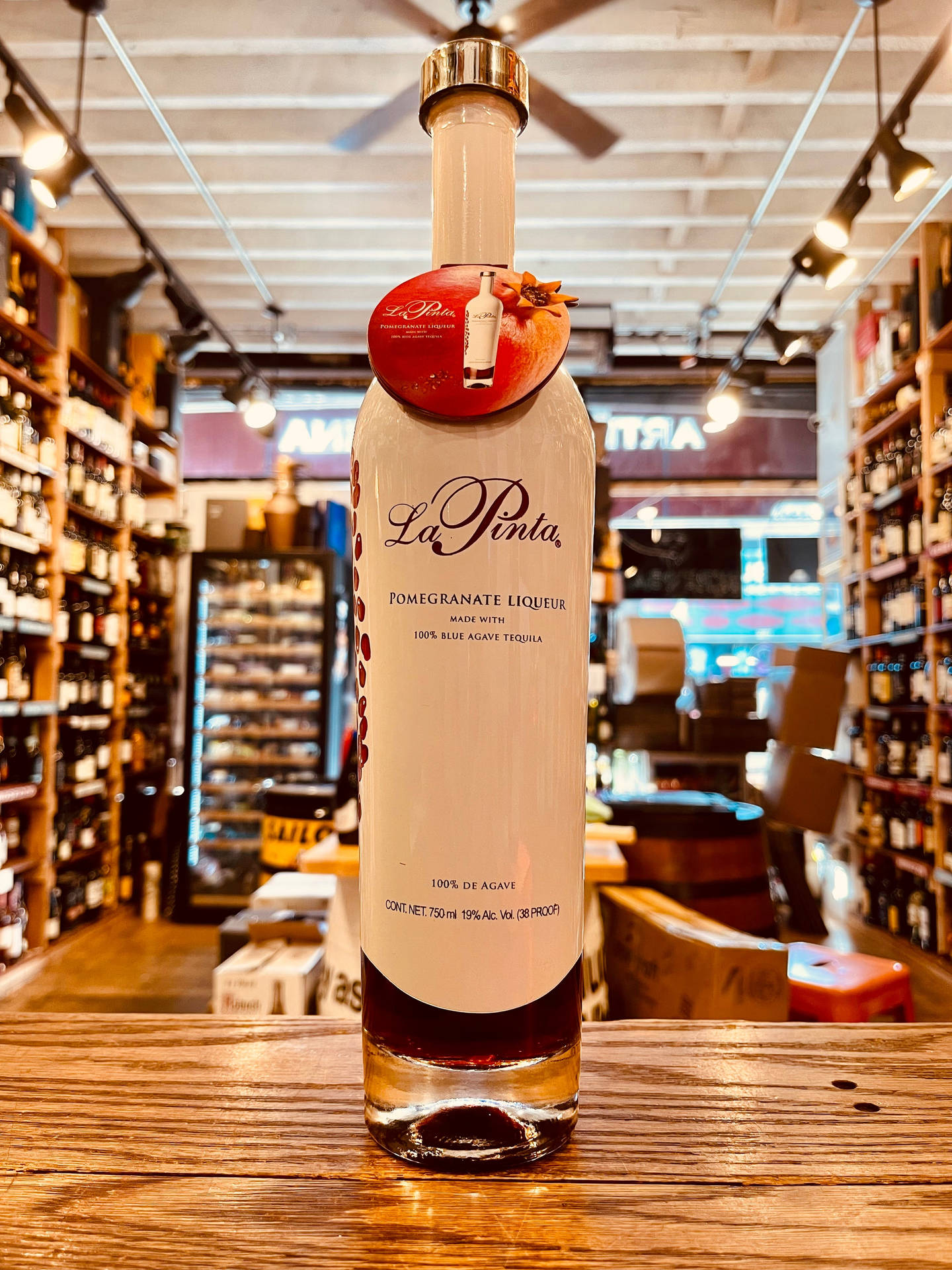 酒舖木枱上的一瓶 La Pinta 石榴利口酒。