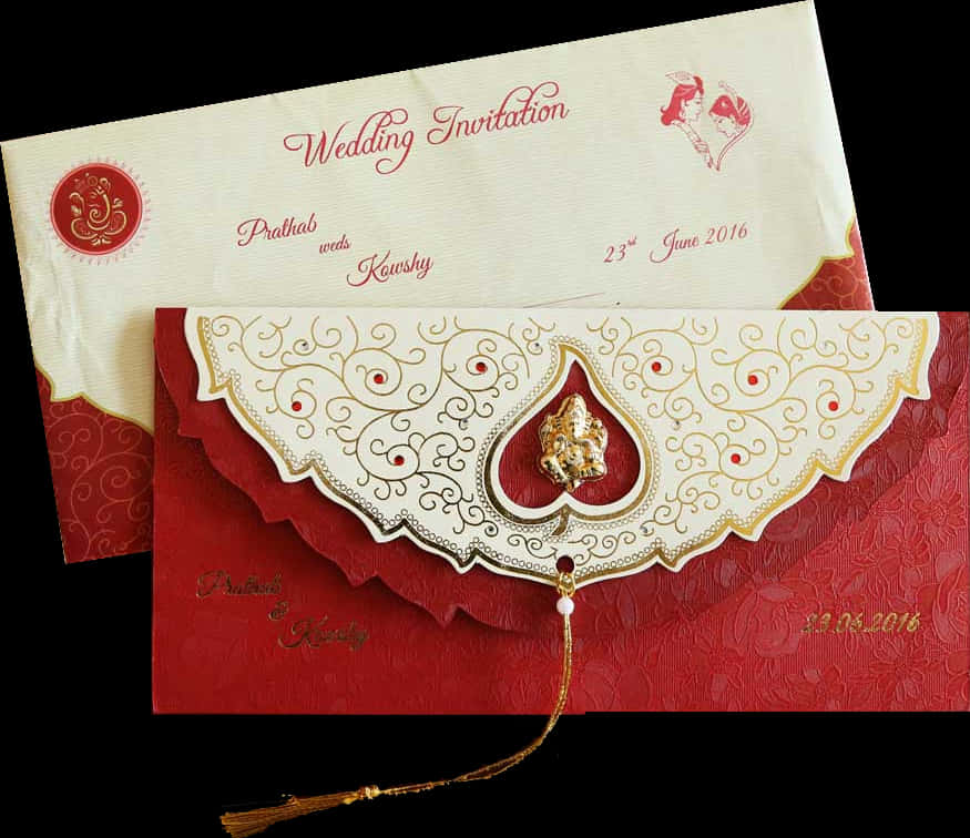 典雅傳統婚禮請柬 壁紙 — 優雅的紅色和金色婚禮邀請函，飾有華麗的金銀絲細工、金色象神吊飾，以及草書體書寫的姓名和日期。
