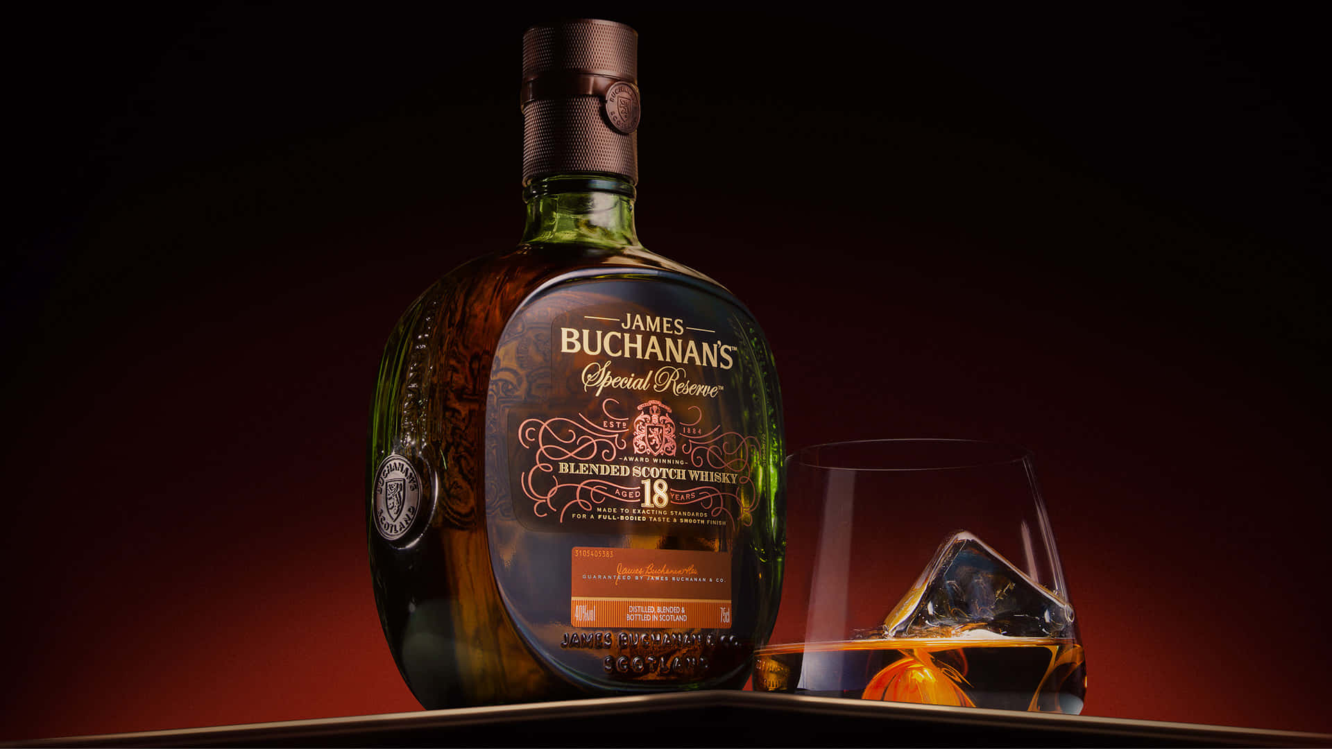 一瓶James Buchanan's威士忌，配上一杯加冰威士忌，置於深紅色背景上。