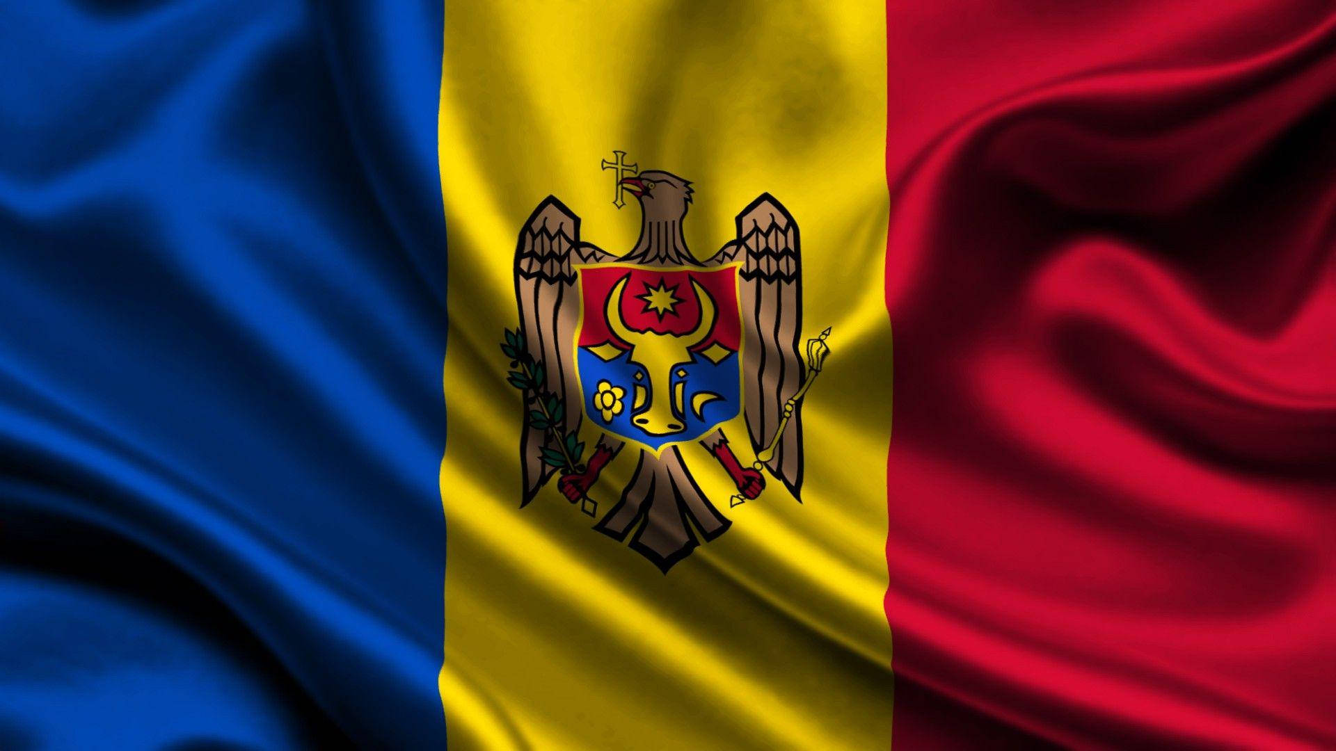 典雅絲質摩爾多瓦國旗 壁紙 — 摩爾多瓦國旗動態飄揚，帶有豐富的藍、黃、紅垂直條紋，黃色條紋中央有詳細的國徽。