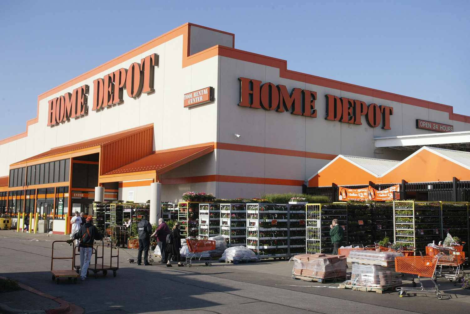 陽光明媚的日子裡，Home Depot商店外觀，有購物者和購物車。