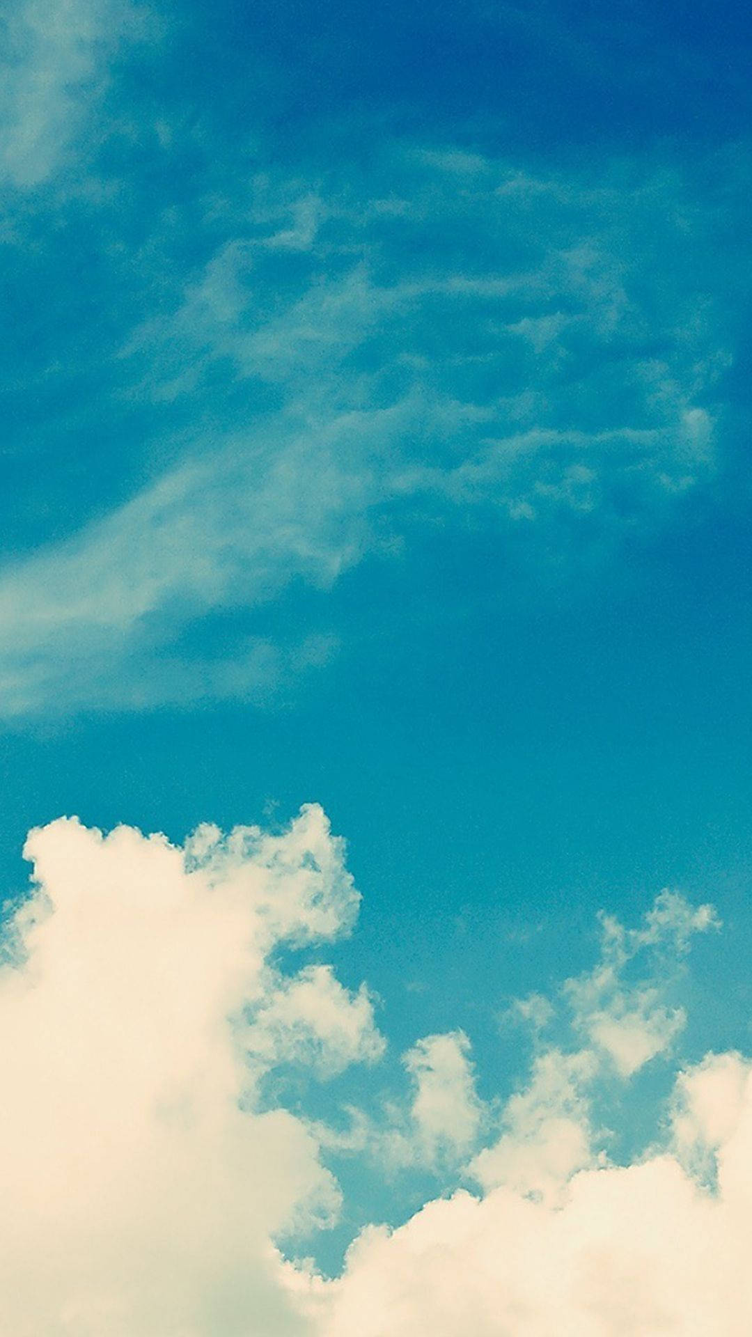 寧靜的天空，在充滿活力的藍色背景上，有蓬鬆的白雲。