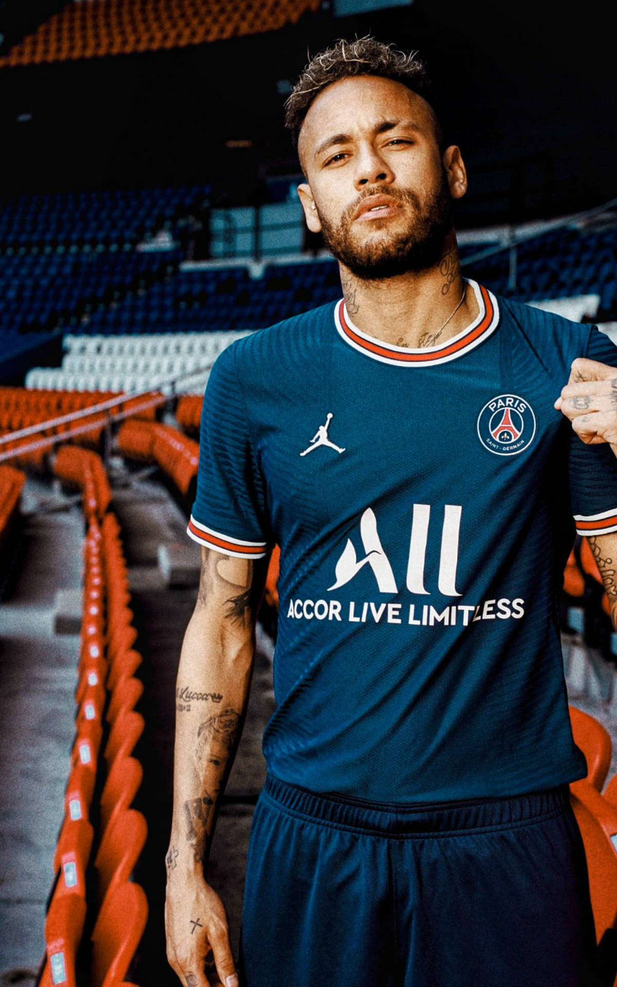 足球員尼馬 Jr 身穿 PSG 球衣在體育場擺姿勢