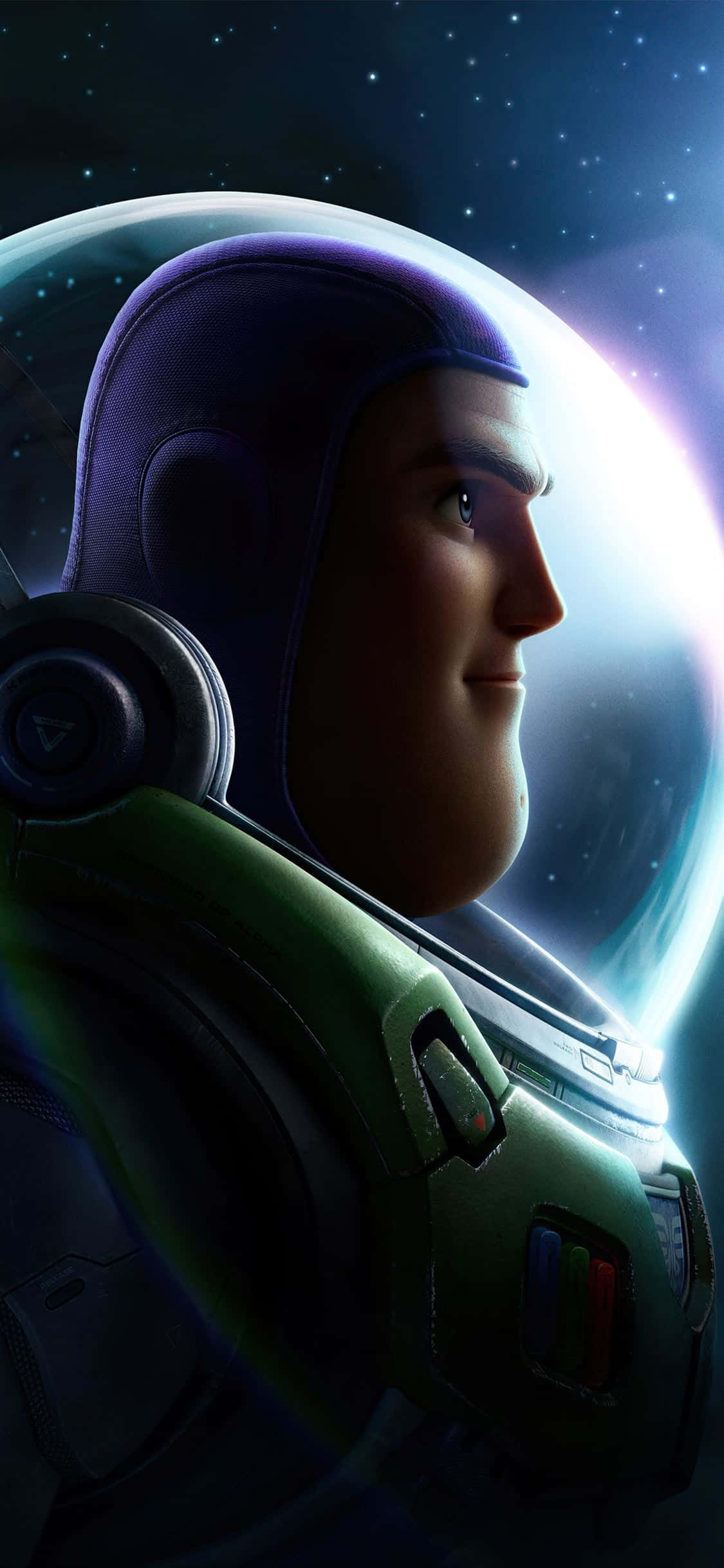 冒險即將開始 壁紙 — 巴斯光年穿著綠色太空衣，凝視著星空宇宙背景下的一顆發光行星。