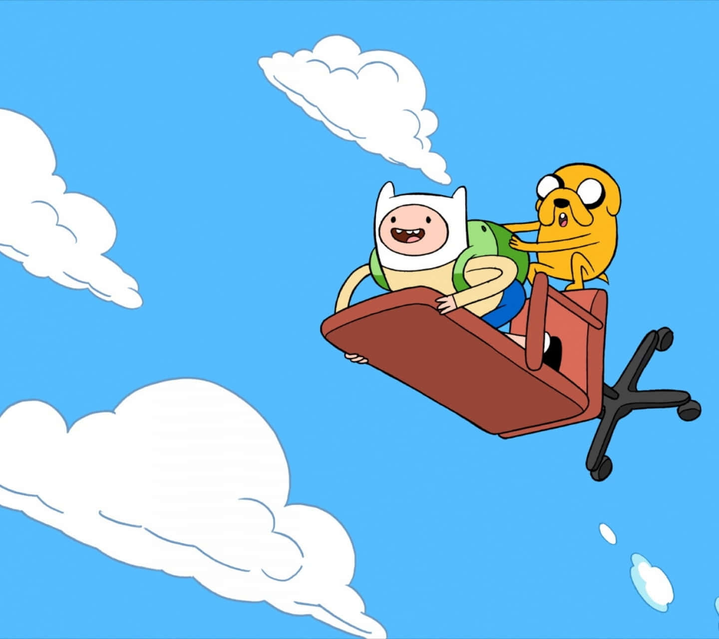 Cute Cartoon Characters 桌布 壁紙 — 冒險夥伴 Finn 和 Jake 喺一張飛緊嘅辦公室櫈上，喺明亮嘅藍天中快樂咁翱翔，周圍係 fluffy 白色雲。