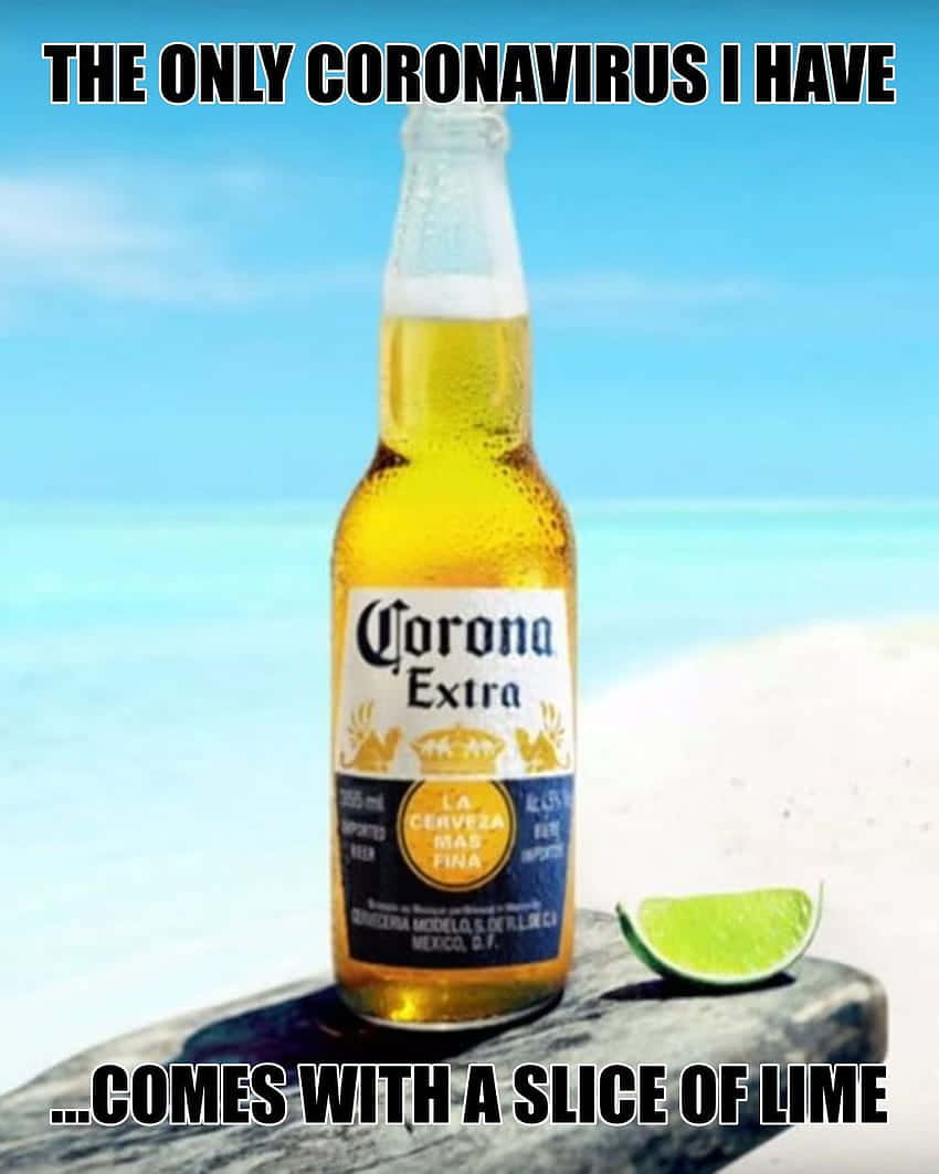 冰凍Corona啤酒瓶配青檸角，放在沙灘石上，藍天白雲。