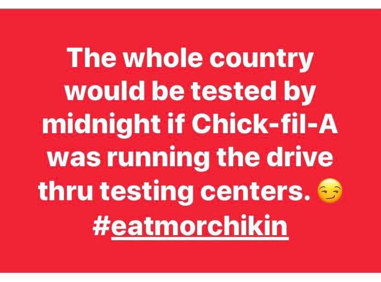 紅色背景，白色文字開 Chick-fil-A 測試中心同微笑表情符號嘅玩笑。