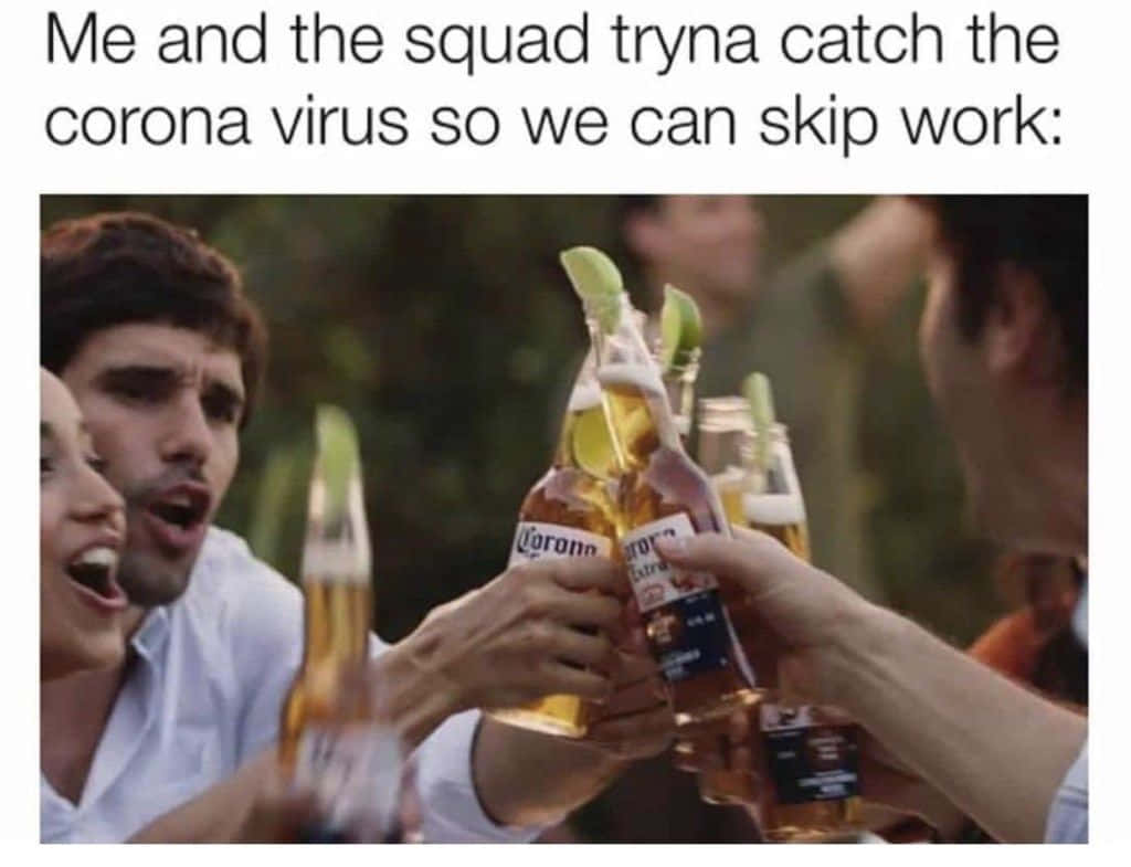 一群朋友在戶外用Corona啤酒瓶和青檸角乾杯。