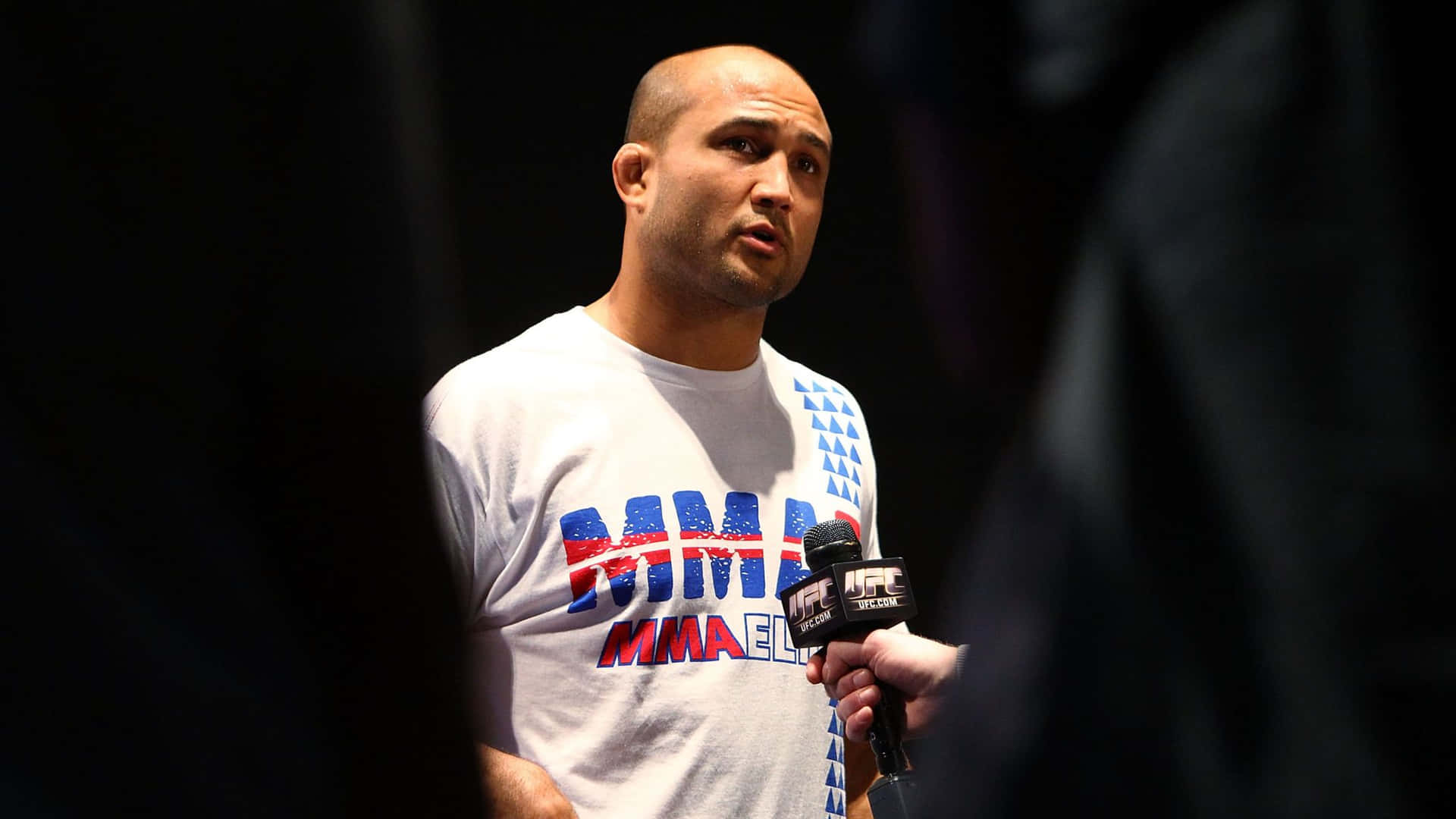 MMA拳手在採訪中對著UFC麥克風說話。