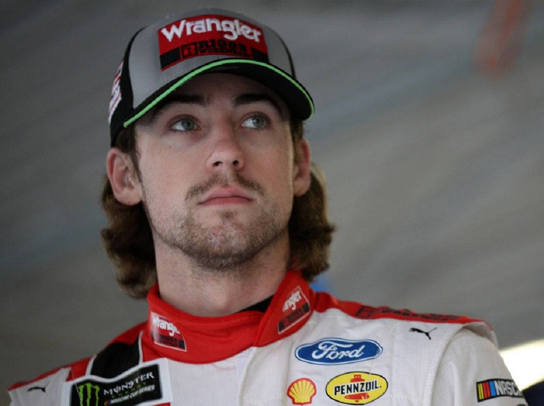 身穿Ford賽車裝備的NASCAR車手專注地向上凝視。