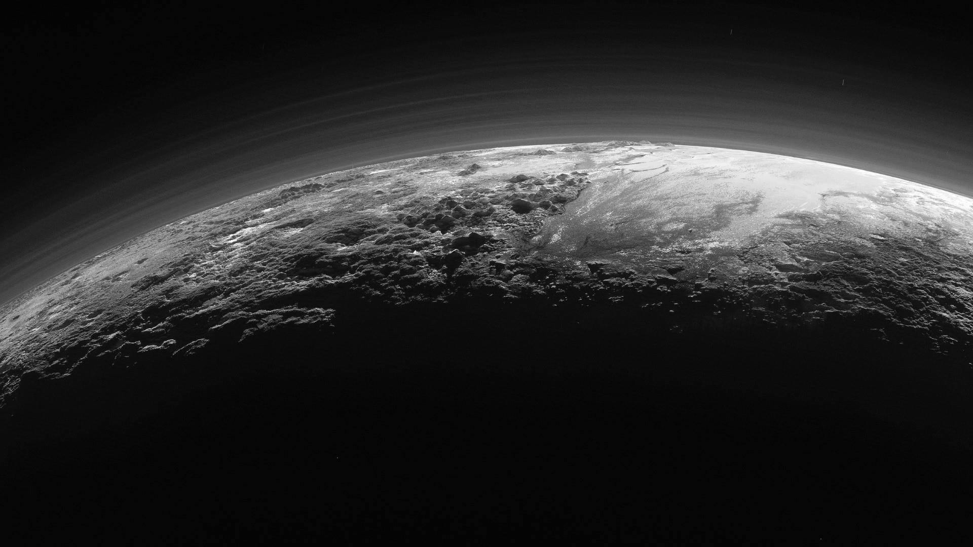 冥王星地平線 壁紙 — 一個行星彎曲地平線的單色視圖，帶有旋轉的雲層圖案，背景是黑暗虛空。