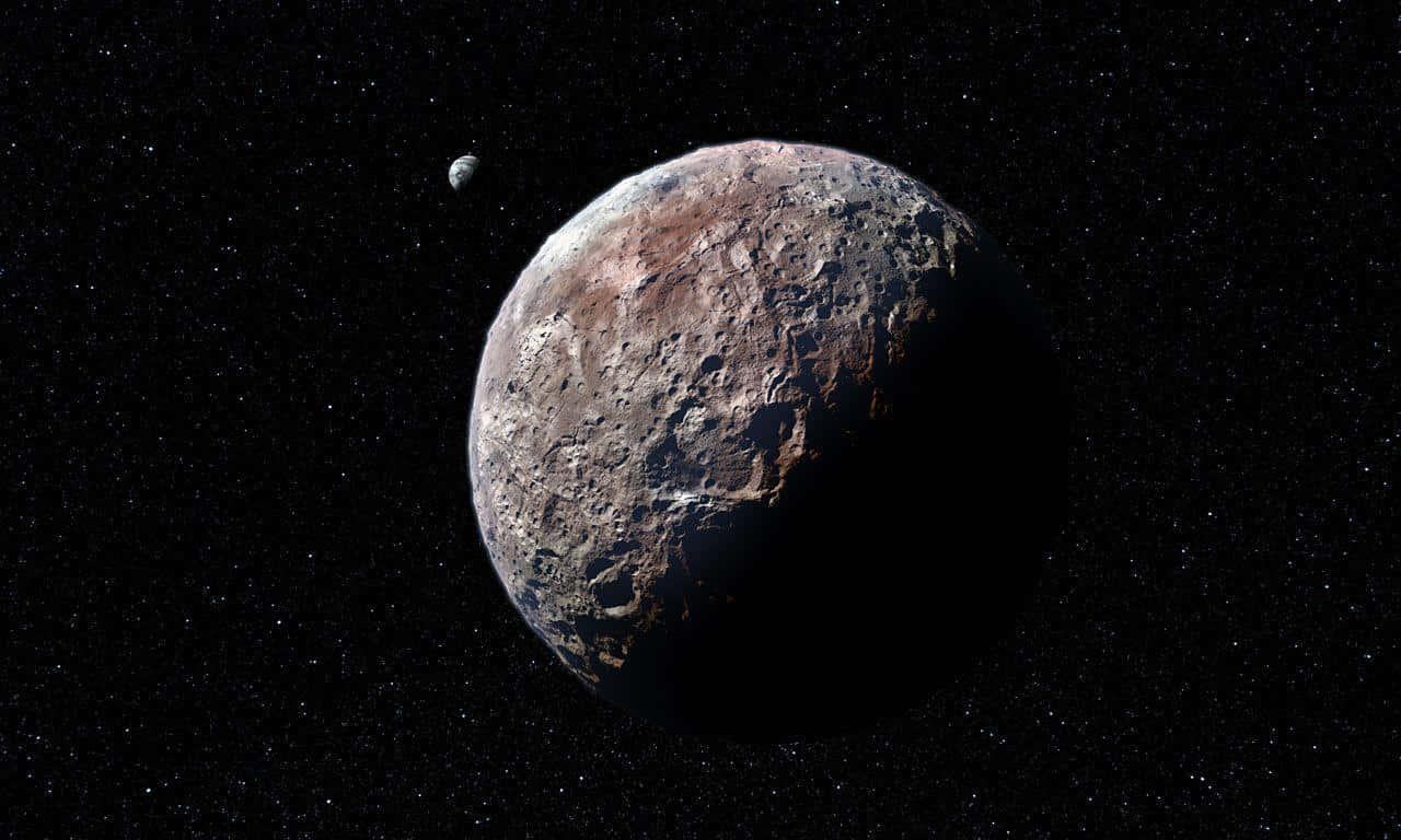 一顆巨大的隕石坑行星，在繁星點點的虛空中有一顆小衛星。