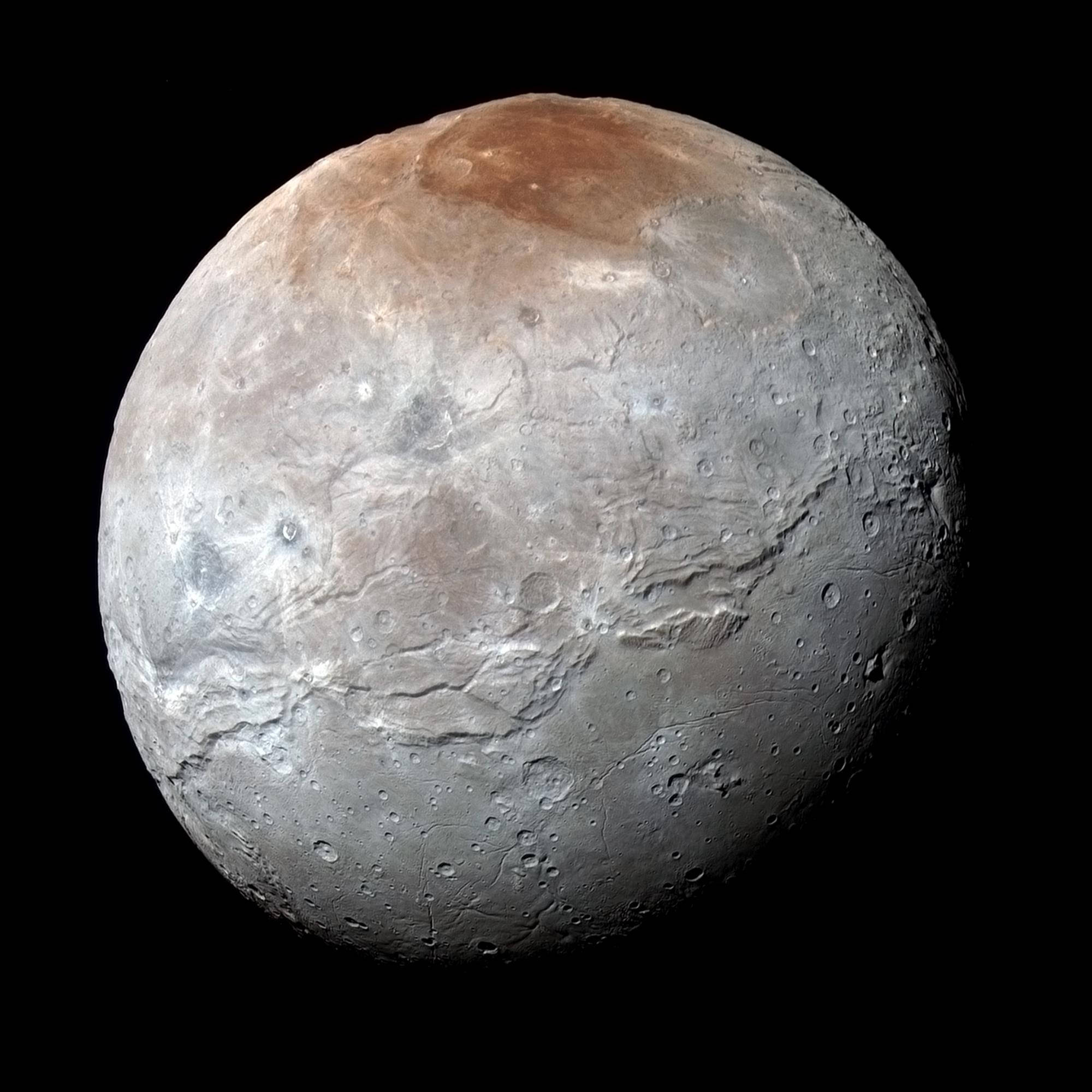 冥王星自然地貌 壁紙 — 冥王星佈滿隕石坑的表面細節，在漆黑的太空中有一個突出的紅褐色極地地區。