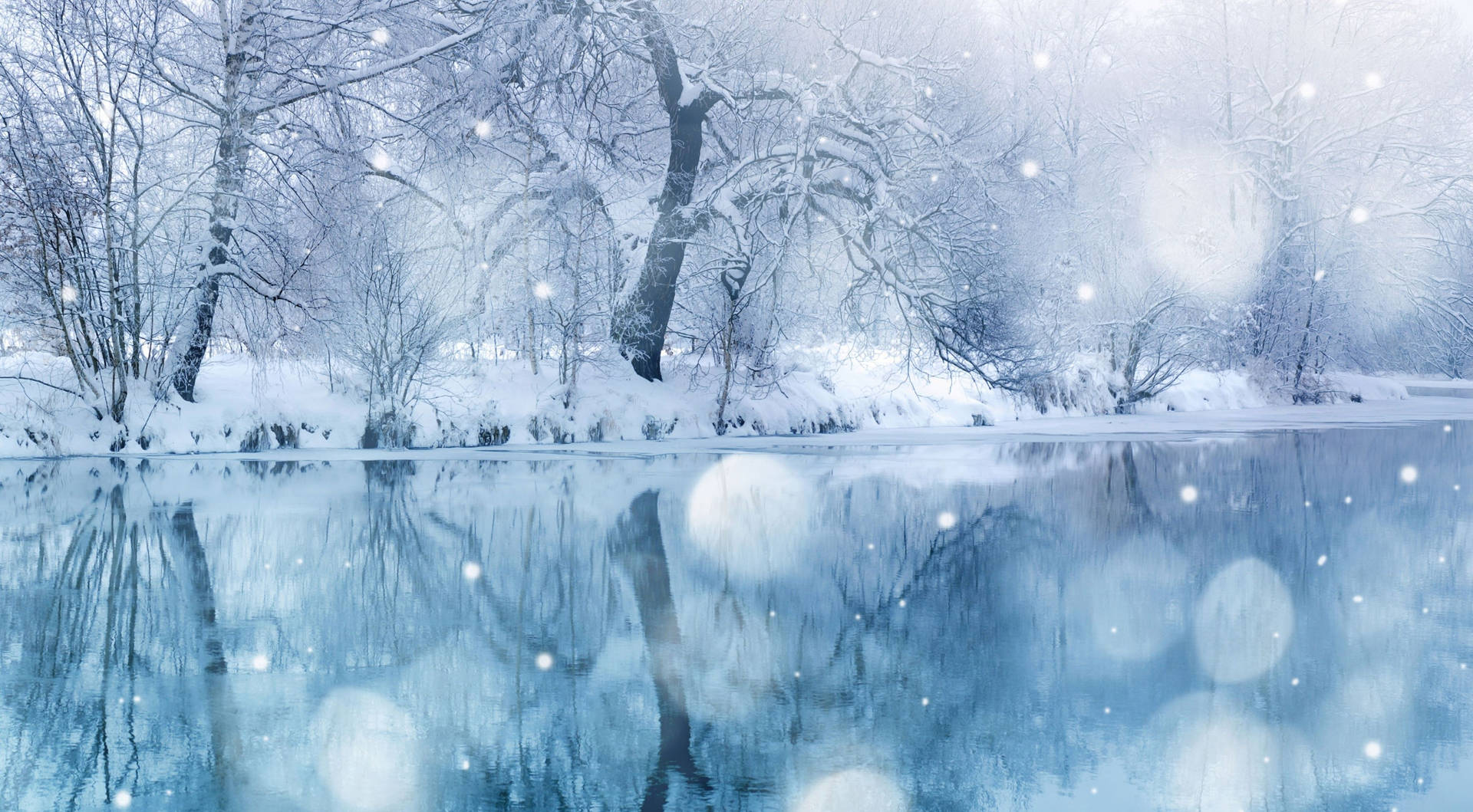 白雪覆蓋的樹木倒映在平靜的冬日河流中，雪花飄落。