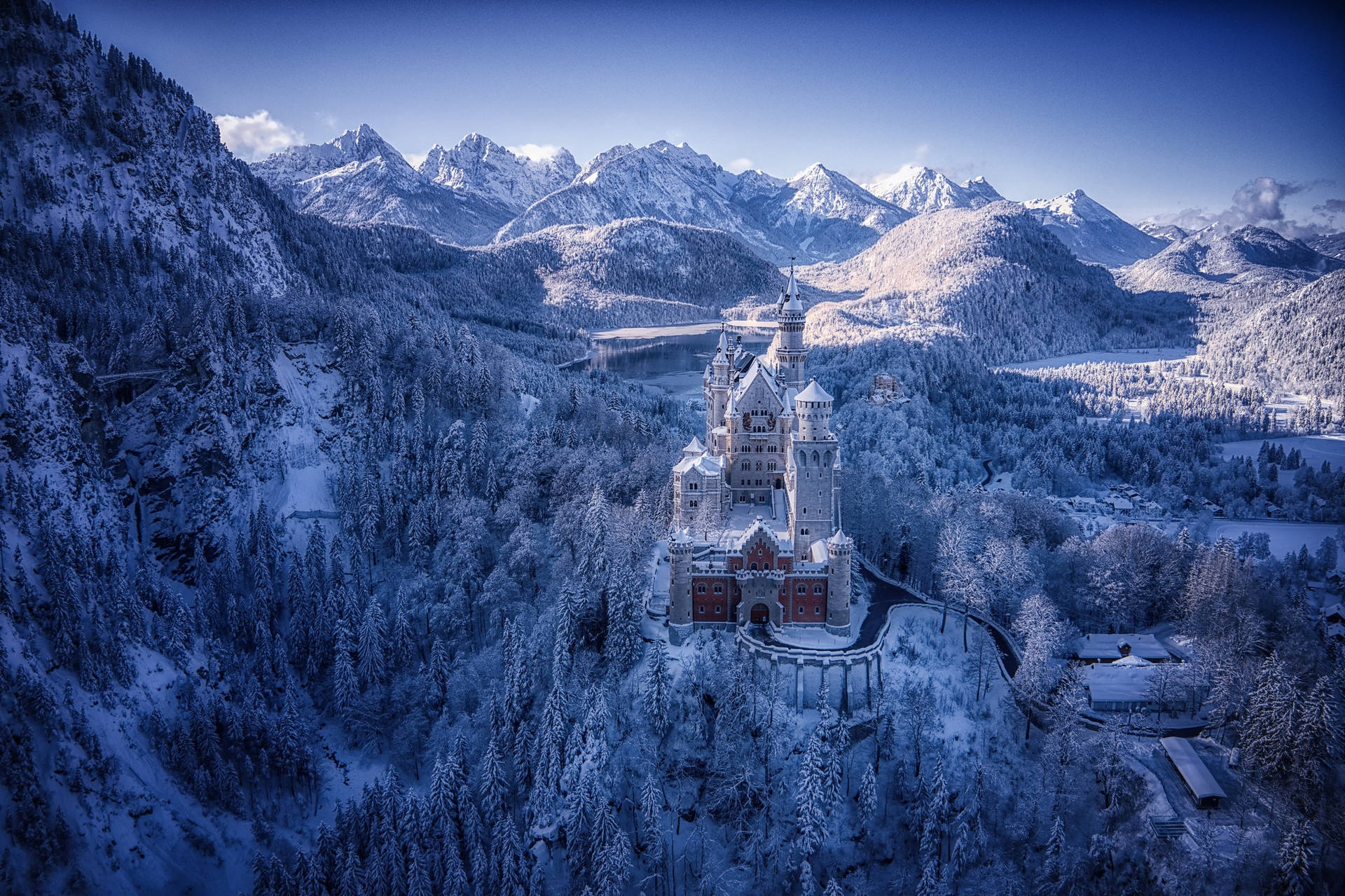 冬日森林中的雪城堡，以山巒為背景