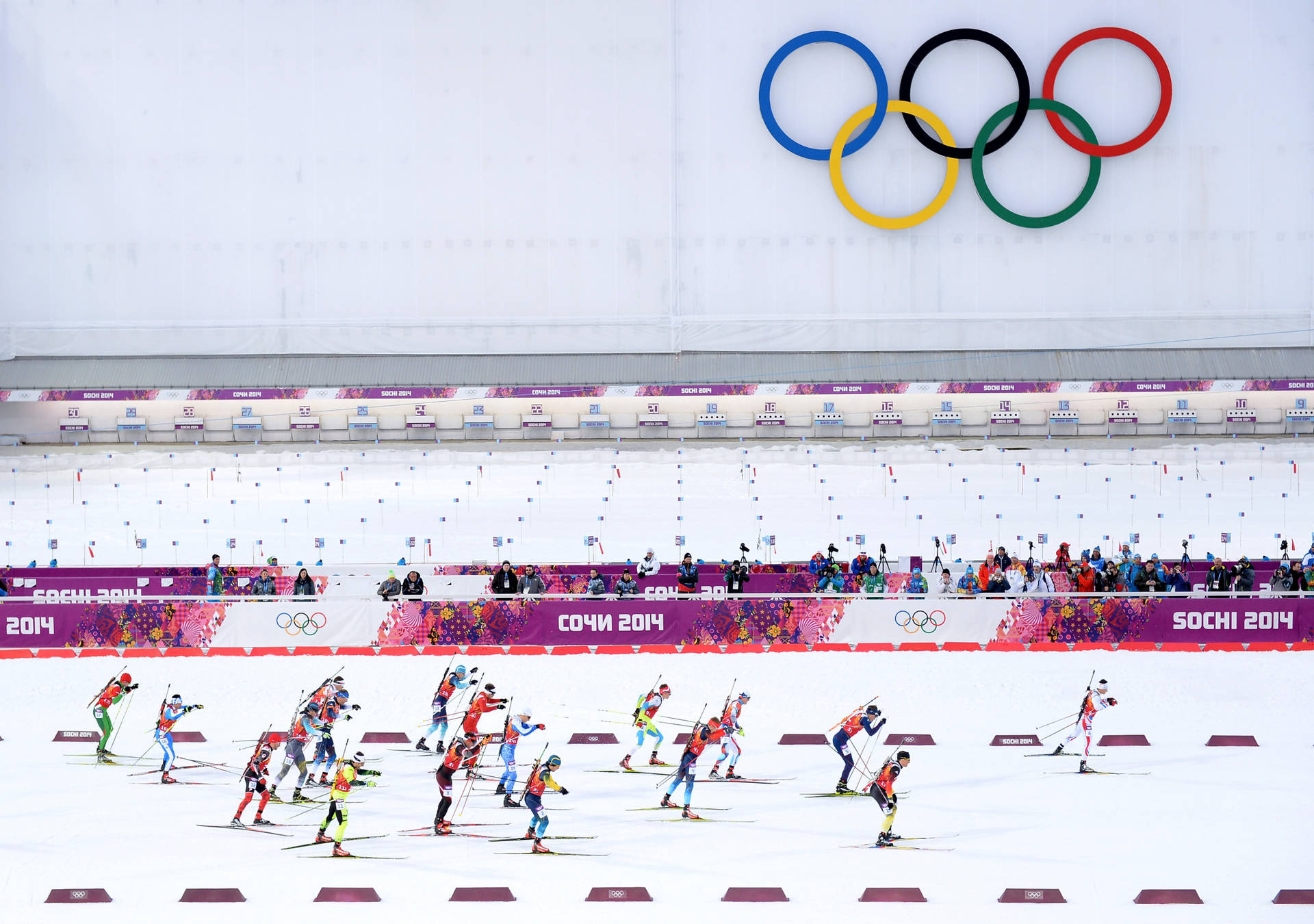 運動員在索契2014年奧運會的冬季滑雪比賽中競爭。