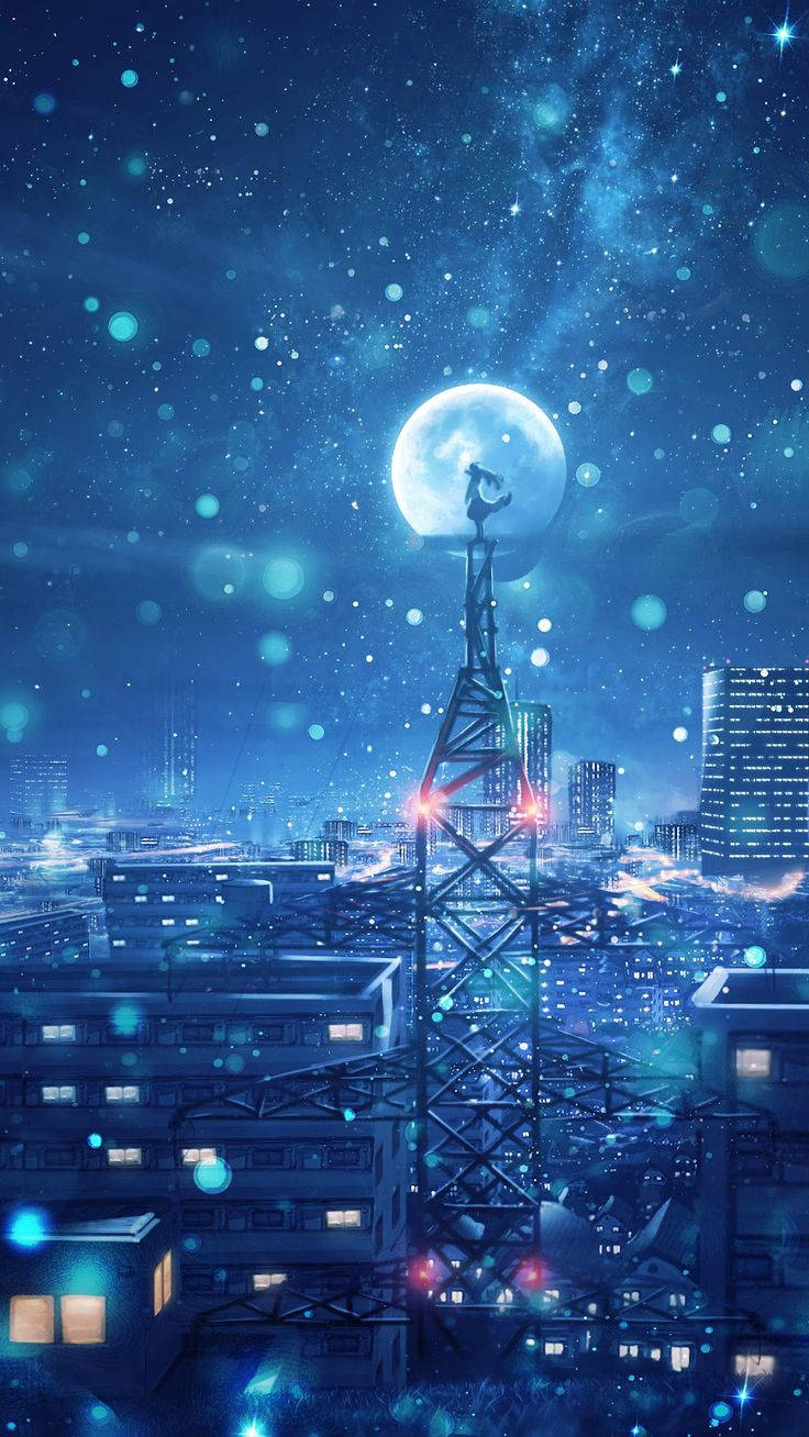 一個人站在塔上，俯瞰滿月下夜晚發光的城市。