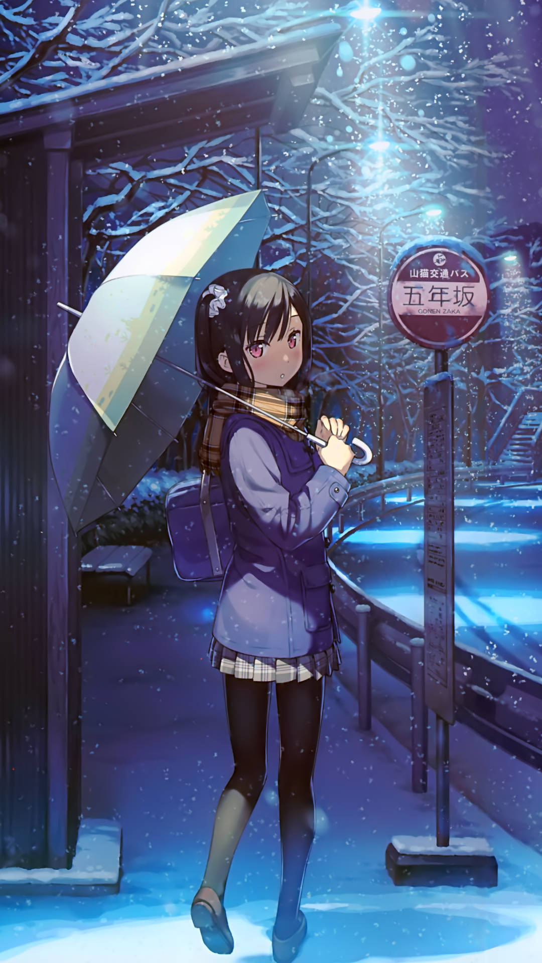 動漫女孩在夜晚的街燈下，在積雪的巴士站拿著雨傘。