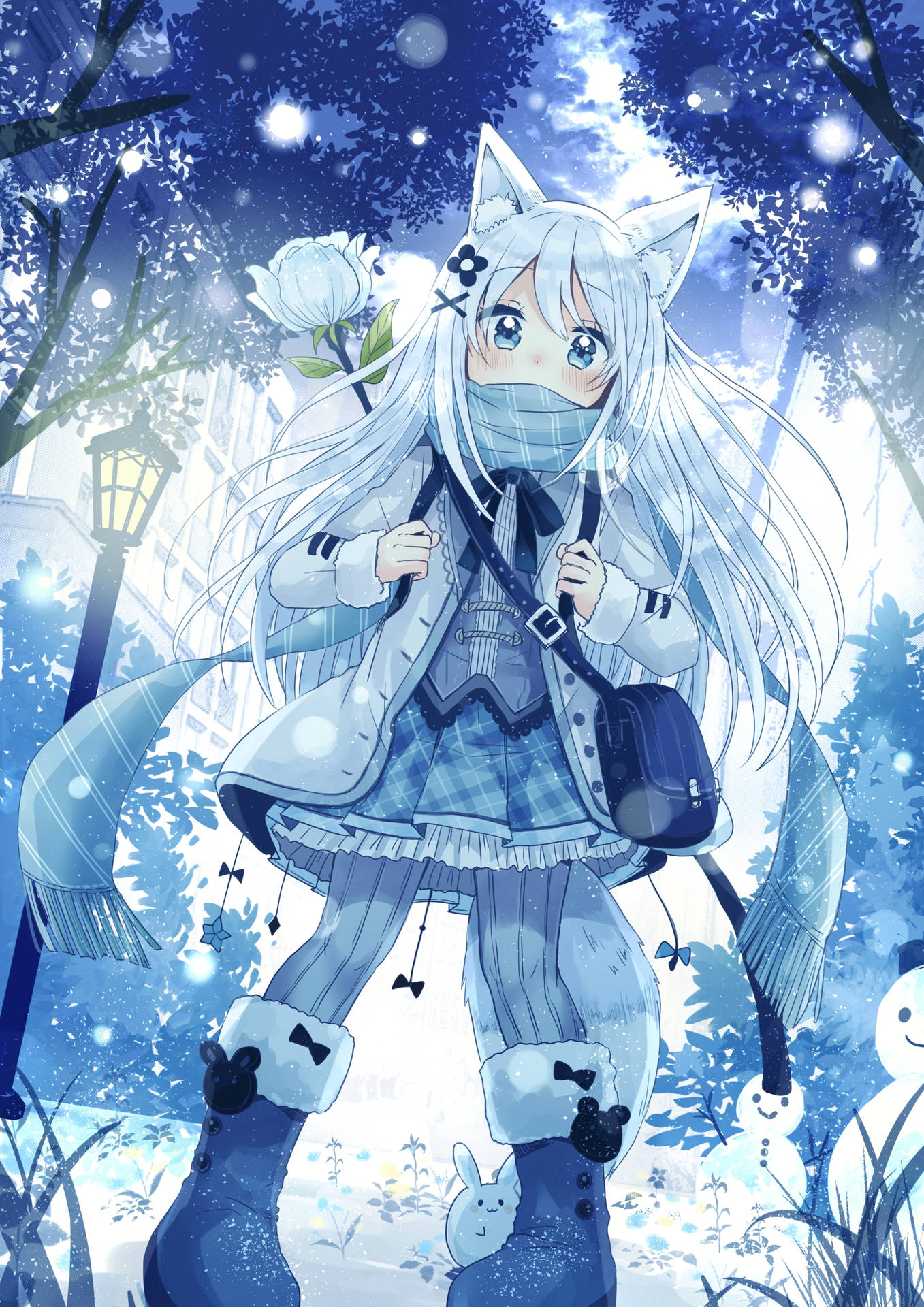 動漫女孩有狐狸耳朵和面具，在雪地公園夜裡拿著一朵白色的花。