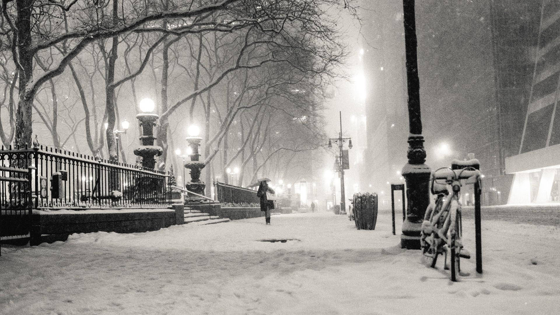 夜晚在白雪覆蓋的城市公園中，在街燈下獨自行走的人。