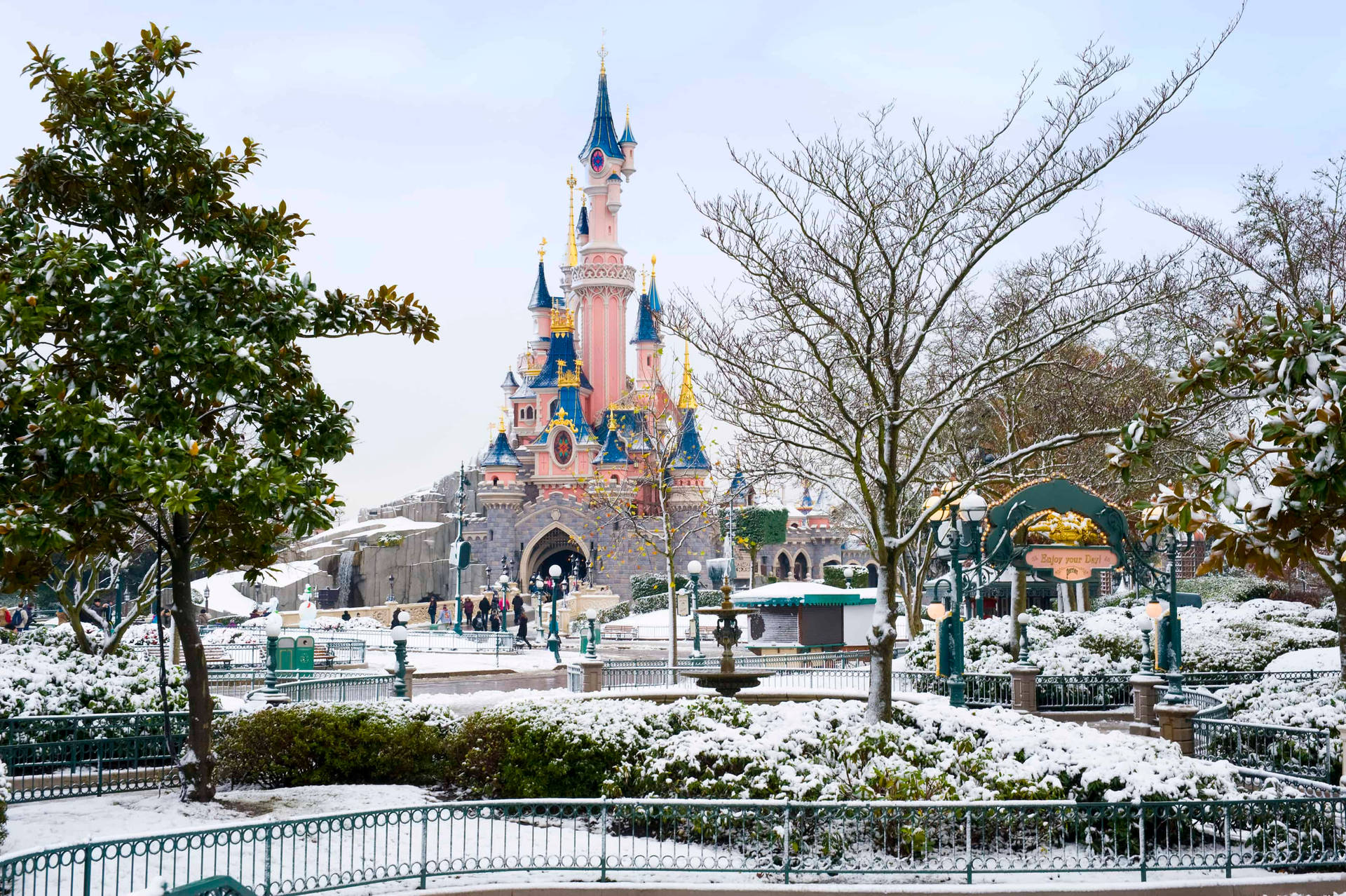 白雪覆蓋的城堡和花園，宛如冬日仙境。