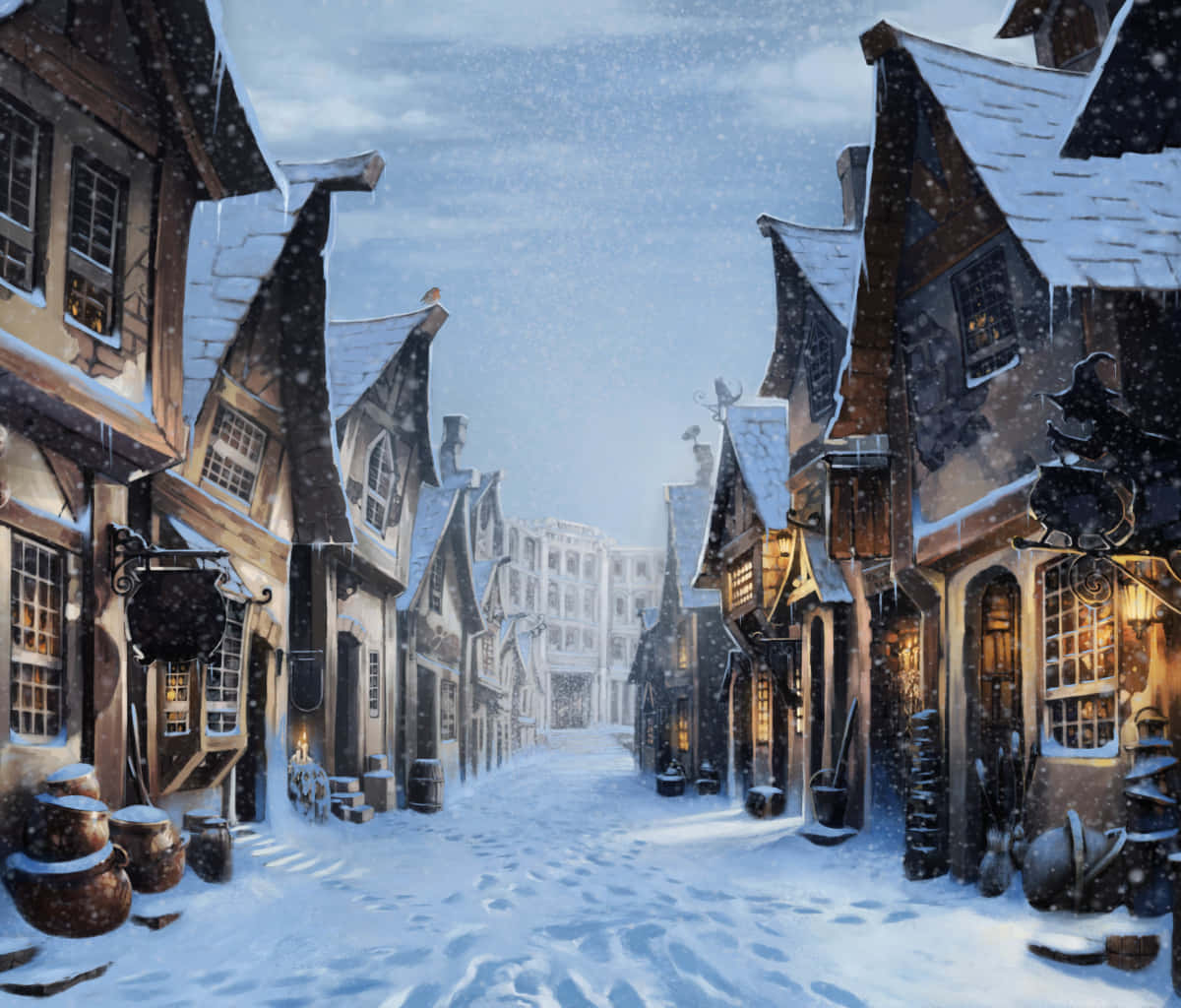 冬季霍格莫德巷弄背景 壁紙 — 白雪覆蓋了一條狹窄的中世紀街道，兩旁是木框架房屋，窗戶在灰色冬日天空下散發著溫暖的光芒。