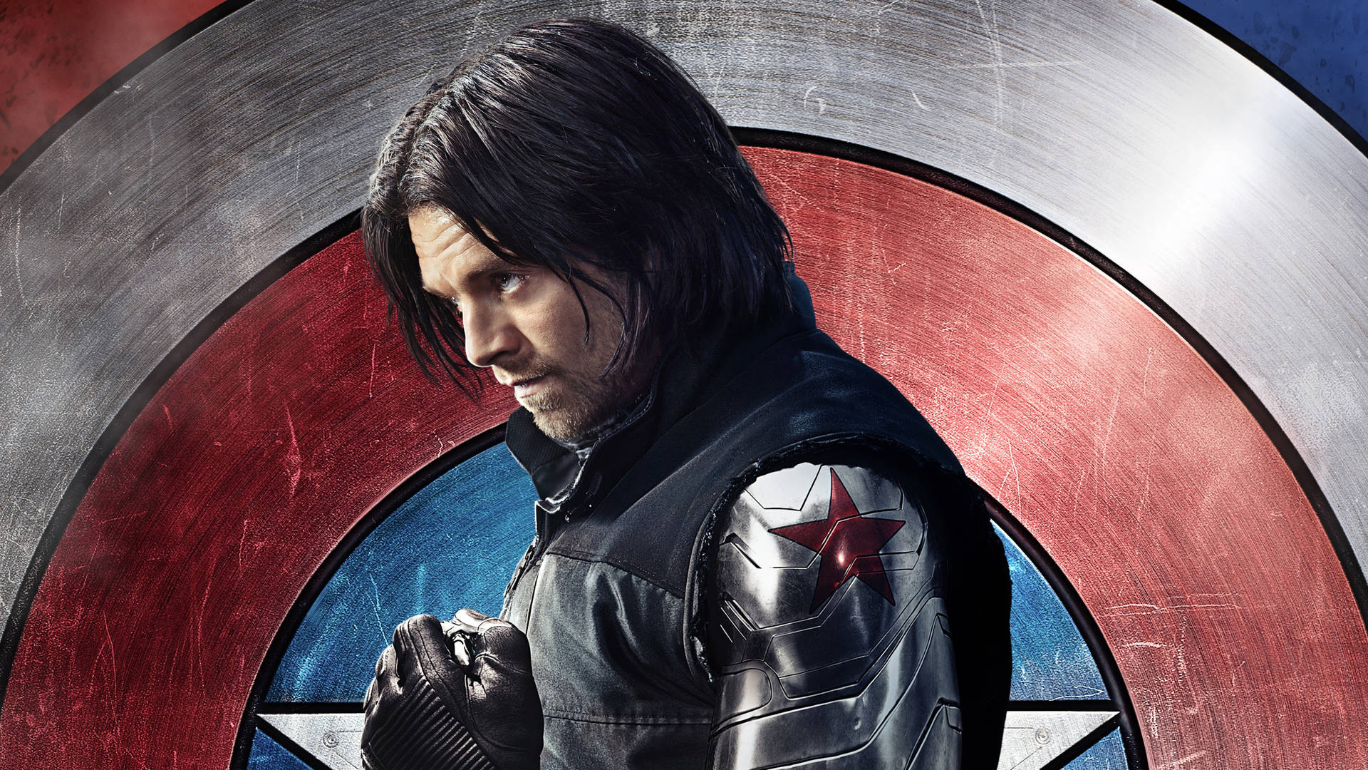 寒冬戰士身穿黑色戰術裝備，肩上有一顆紅星，站在美國隊長的盾牌前。