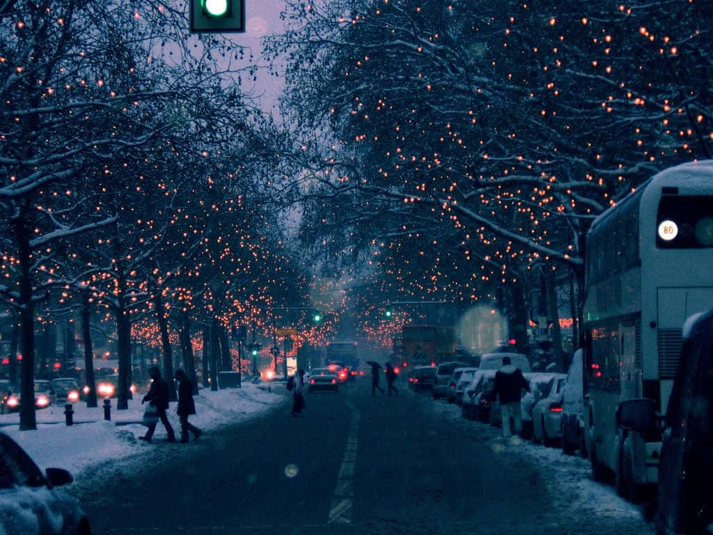 黃昏時分的雪景城市街道，串燈和行人。
