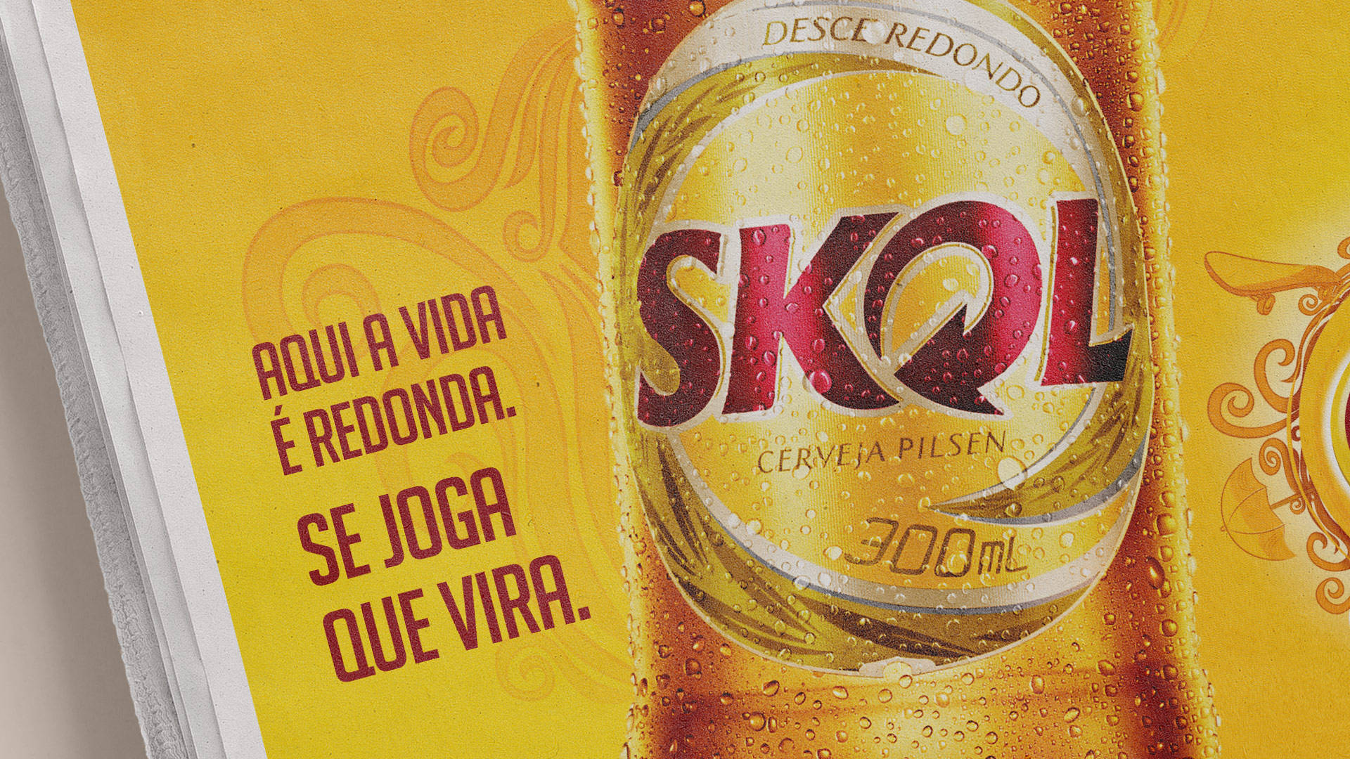 Skol Pilsen 300mL 壁紙 — 冰凍Skol啤酒瓶的特寫，帶有冷凝水和醒目的黃色品牌標誌，背景為鮮豔的黃色。