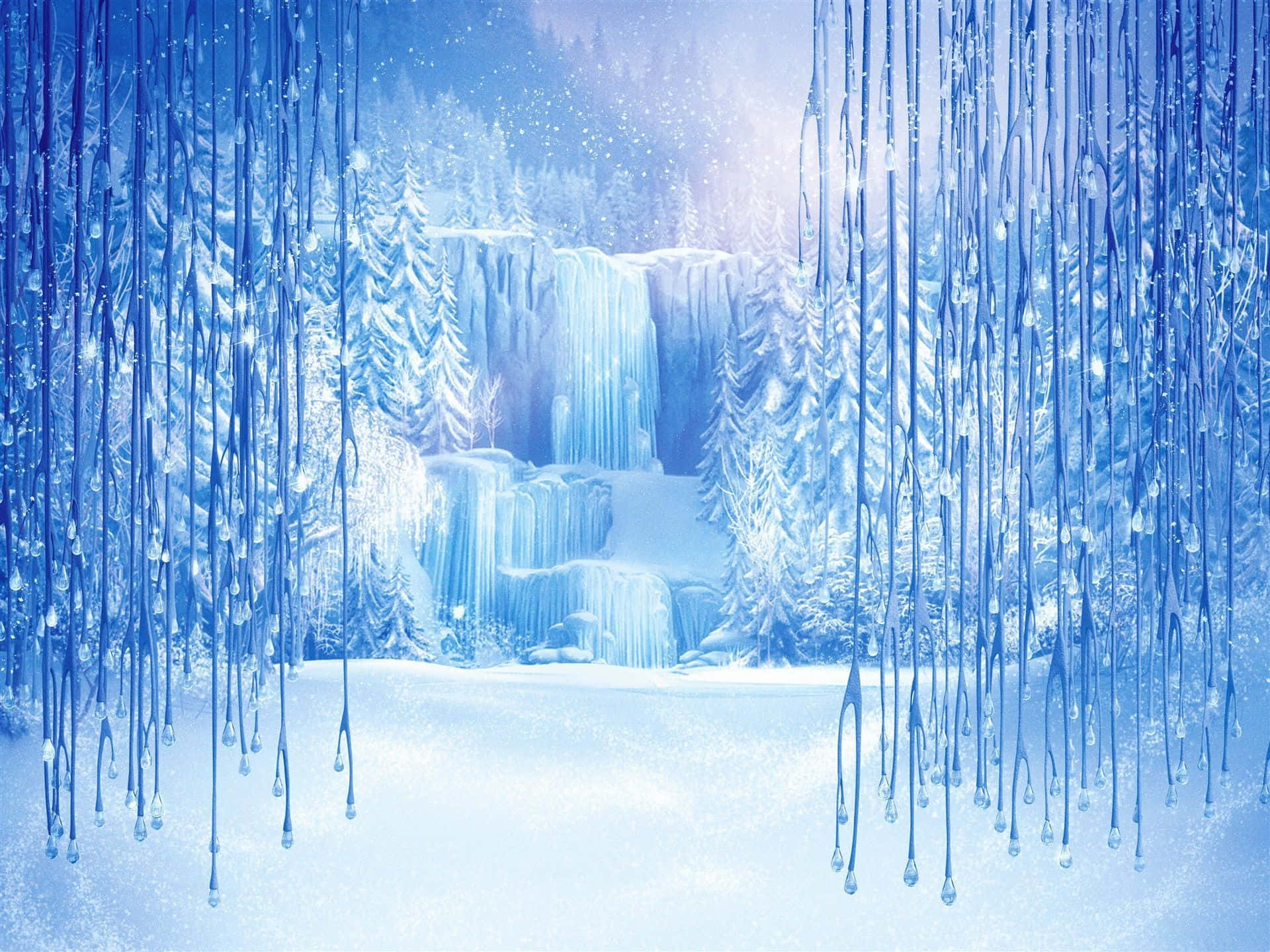 Frozen Castle 桌布 壁紙 — 冰凍瀑布流過被懸掛冰柱框住的雪森林，在柔和的藍光下閃耀。