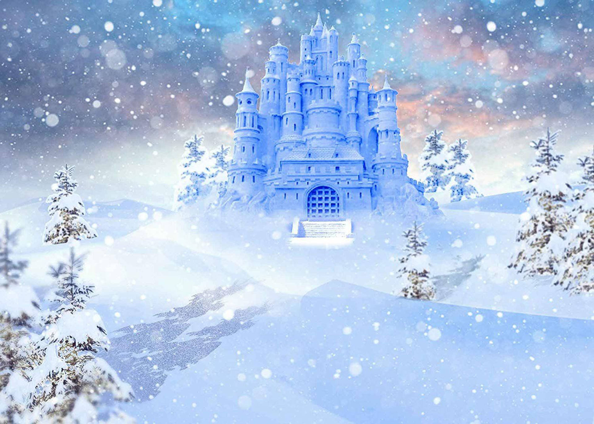 冰封城堡奇境 壁紙 — 一座雄偉的雪覆蓋城堡在雪暮天空下從冬季仙境中升起。