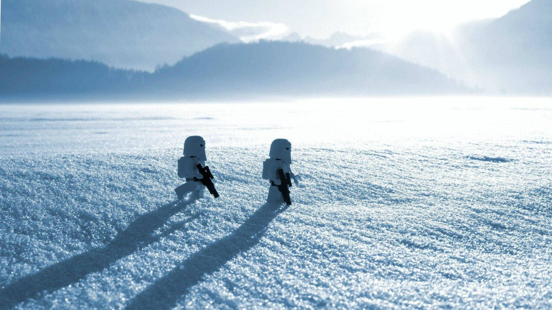 兩個LEGO風暴兵在深雪中行走，背景是山脈。
