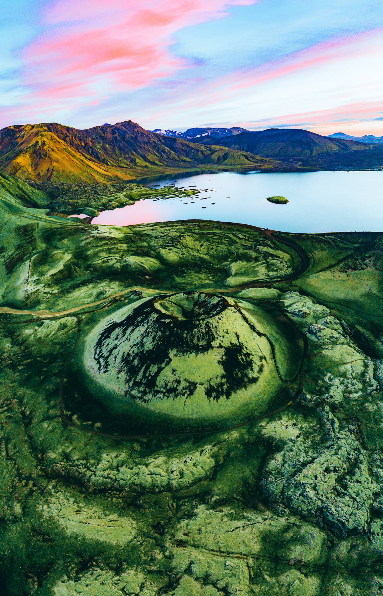 日落時被山脈環繞的火山口湖