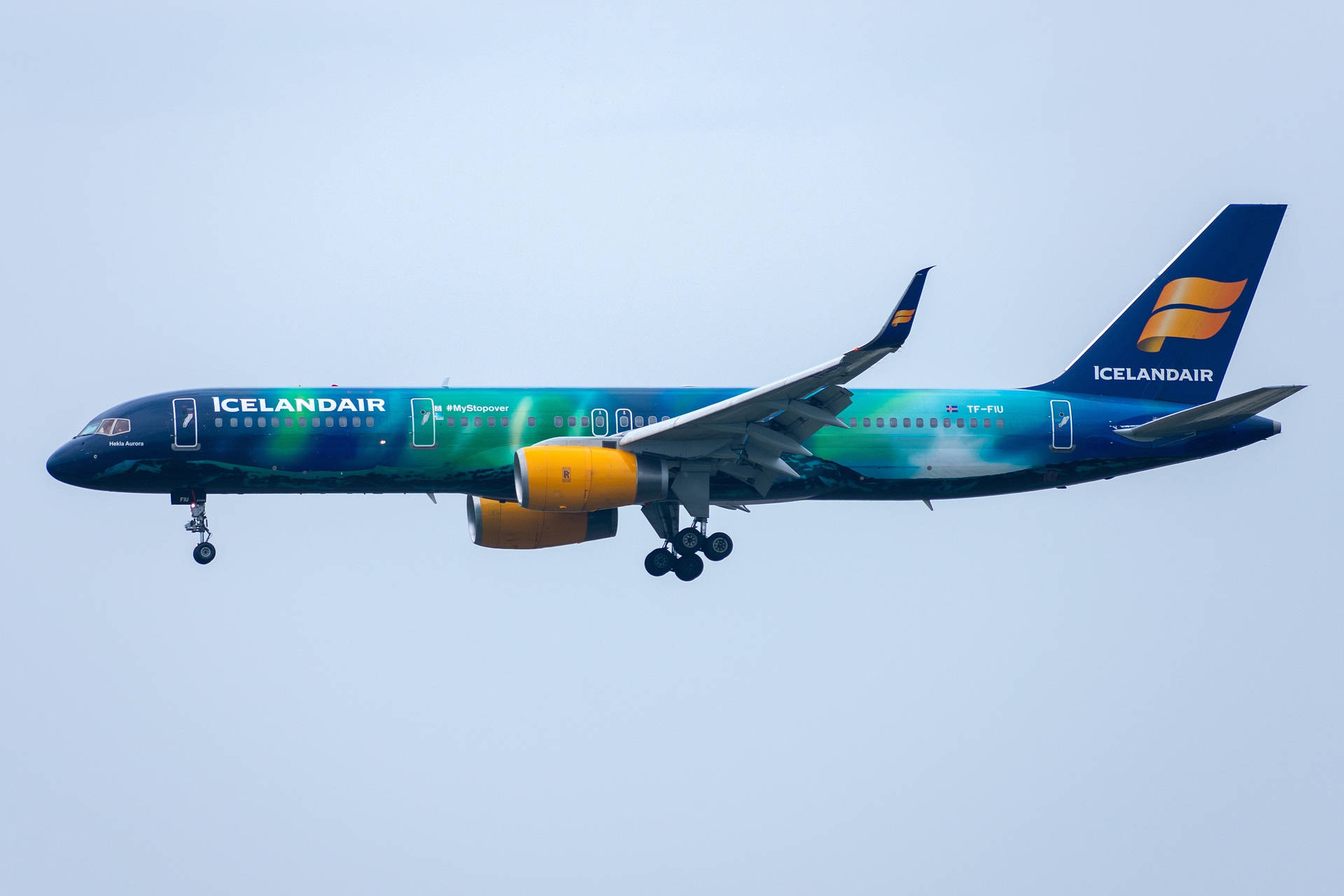 冰島航空噴射機以彩色塗裝飛行，起落架伸出。