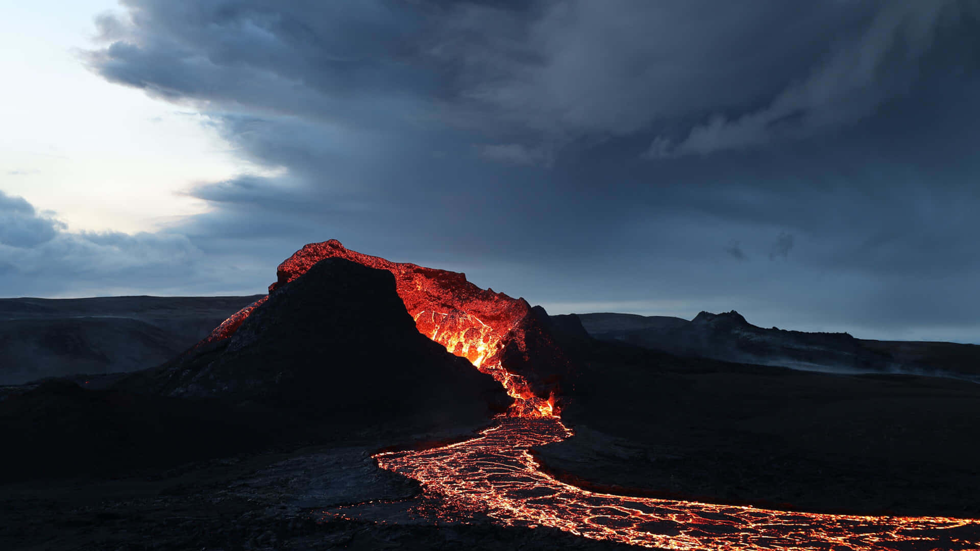 在暴風雨的天空下，黃昏時分的火山爆發中熔岩流出。