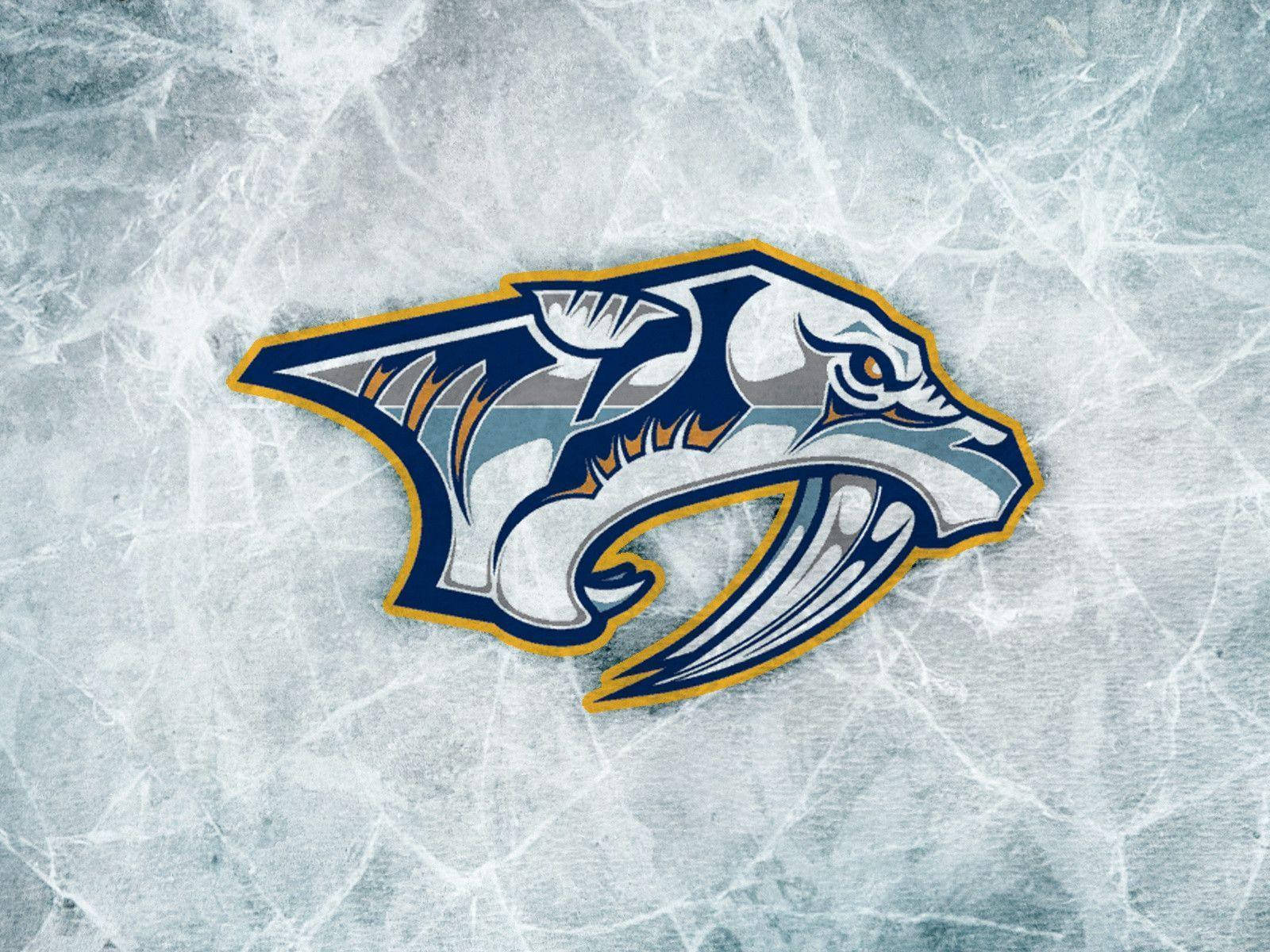 冰晶銀色劍齒虎納許維爾掠奪者 壁紙 — Nashville Predators 標誌，帶有兇猛的鯊魚設計，置於有紋理的冰面場地上。
