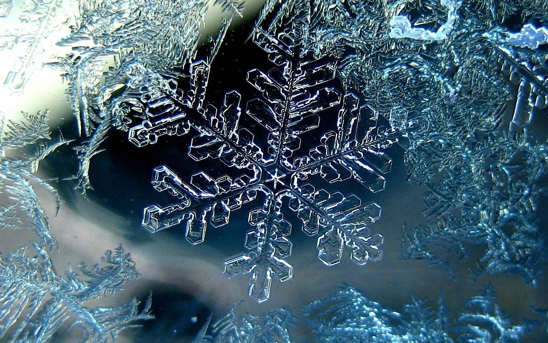 玻璃表面上的詳細冰晶雪花圖案