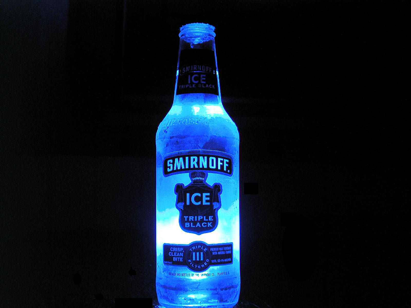 黑暗中一個藍色發光的Smirnoff Ice酒瓶。