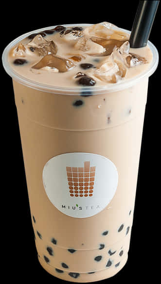 冰珍珠奶茶透明杯 壁紙 — 一杯高高的奶油冰珍珠奶茶，上面有冰塊和黑色珍珠，背景為黑色。