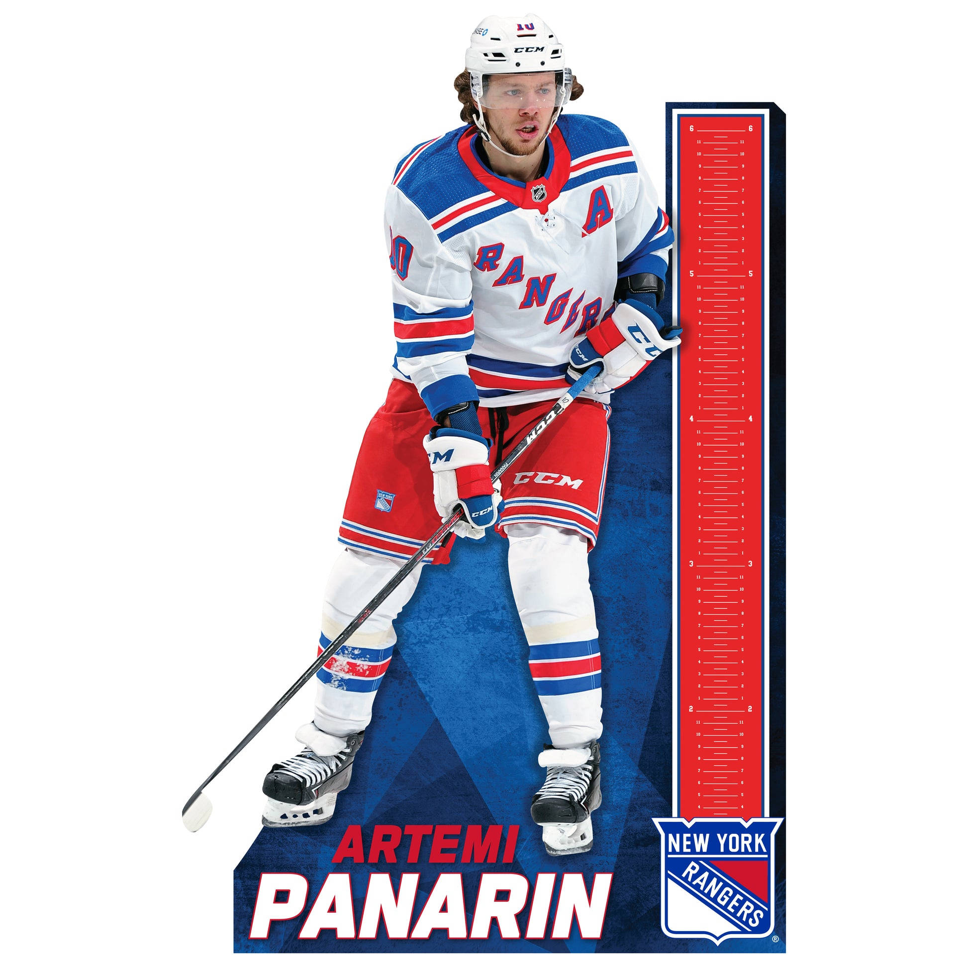 冰球最佳翼鋒阿特米·帕納林 壁紙 — Artemi Panarin 穿著紐約遊騎兵裝備，在藍色背景上的紅色身高圖旁，動態地擺出曲棍球桿姿勢。