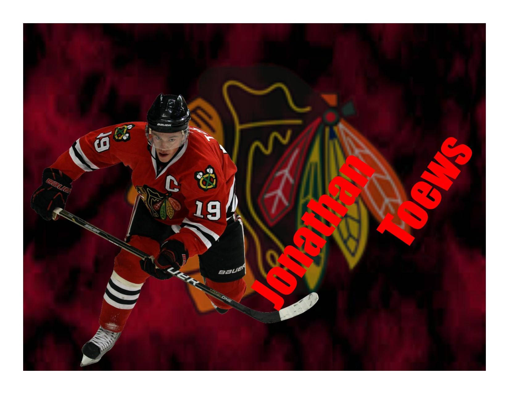 冰球運動員 約翰·托伊斯海報 壁紙 — 冰球運動員 Jonathan Toews 身穿紅色 Blackhawks 球衣，在深紅色煙霧背景和球隊標誌下動態滑冰。