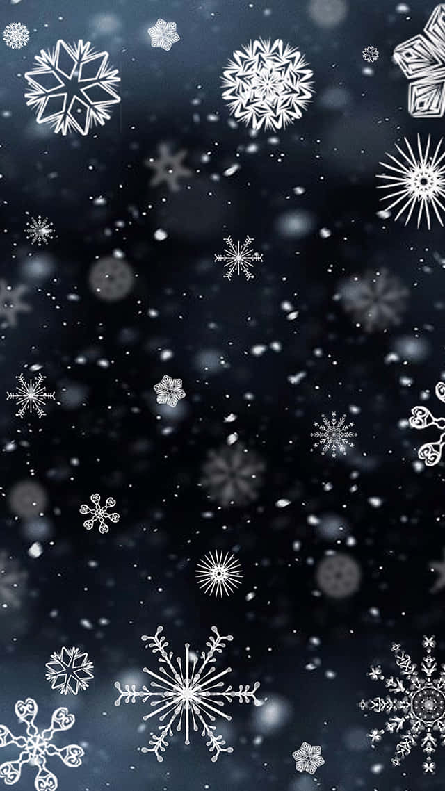 雪花在深藍色天空中飄落，伴隨著散景燈光。