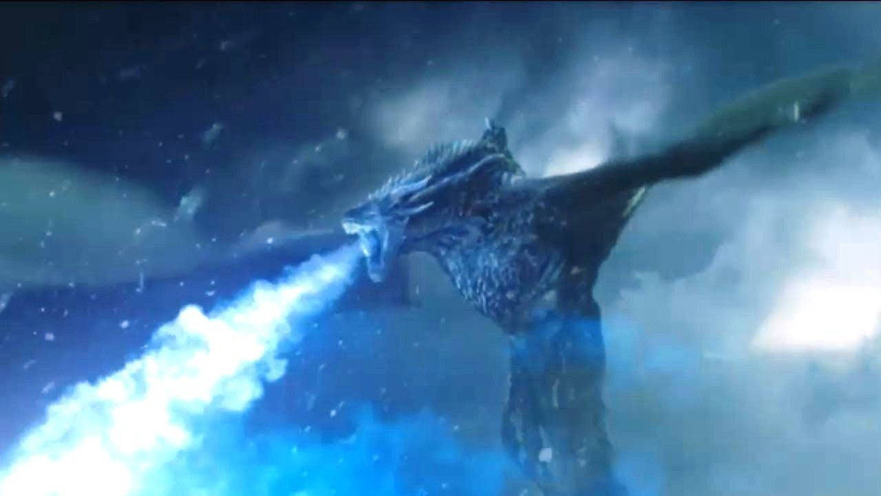 一隻巨龍在雪暴夜空中噴出藍色火焰。